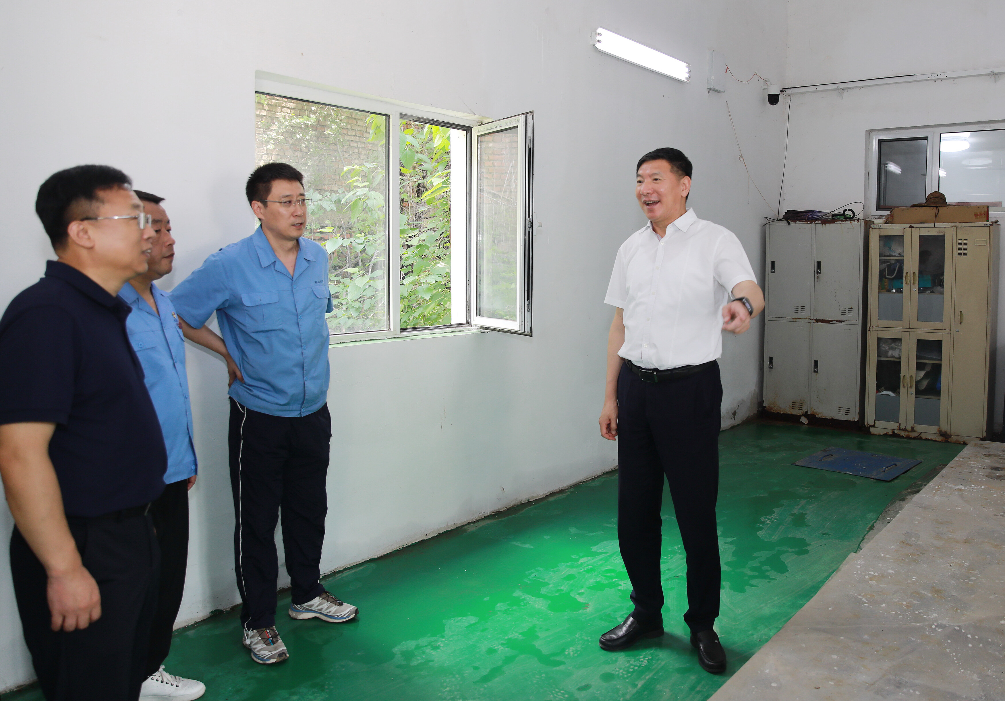 王忠昆到南三环环城桥了解排涝泵站运维情况。