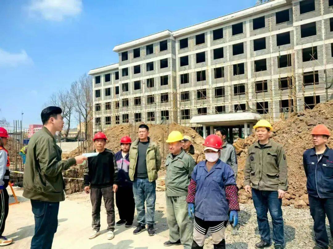 项目管家对工人们开展法律法规宣讲。