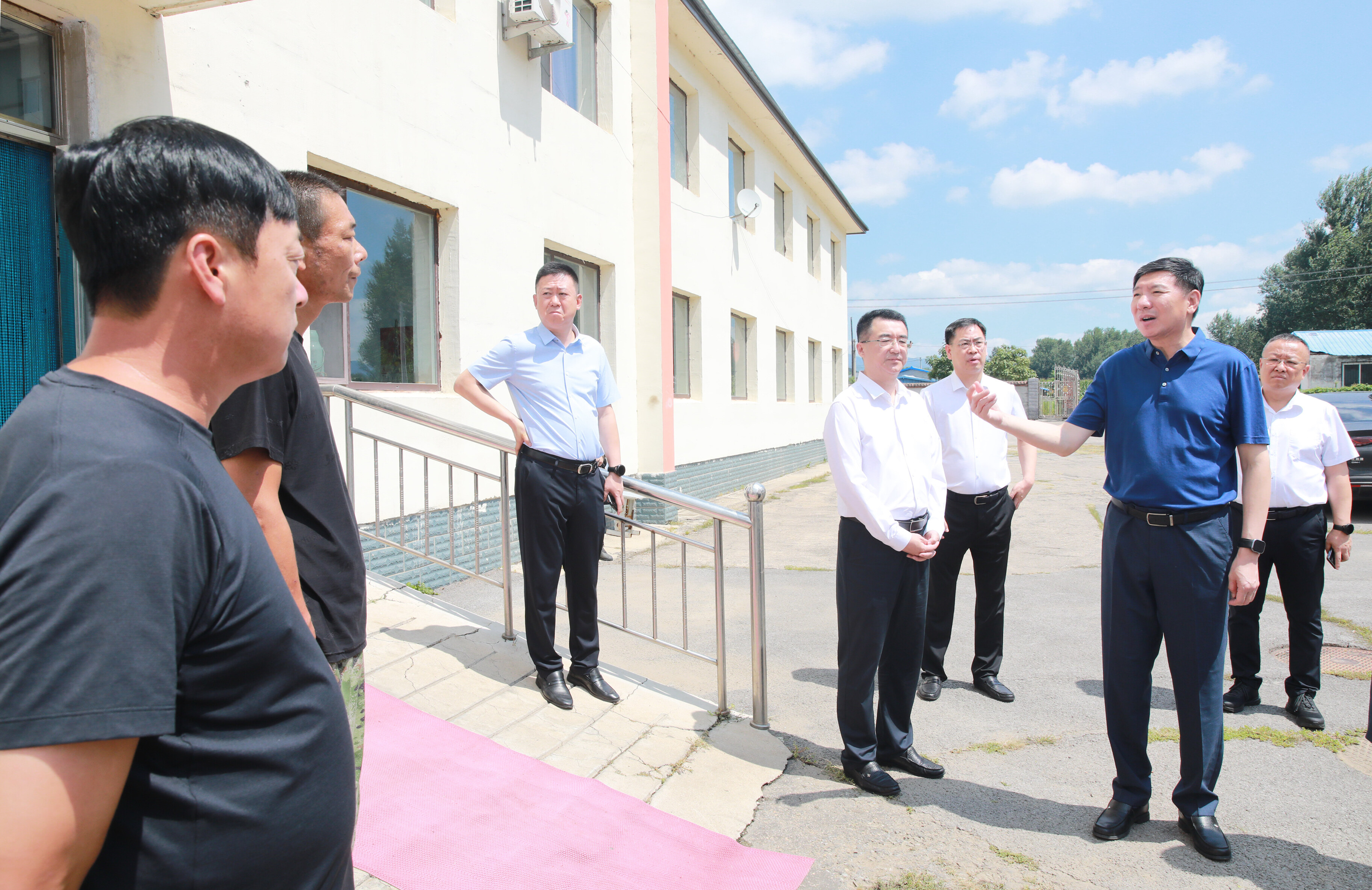 王忠昆到海城接文镇敬老院调研。