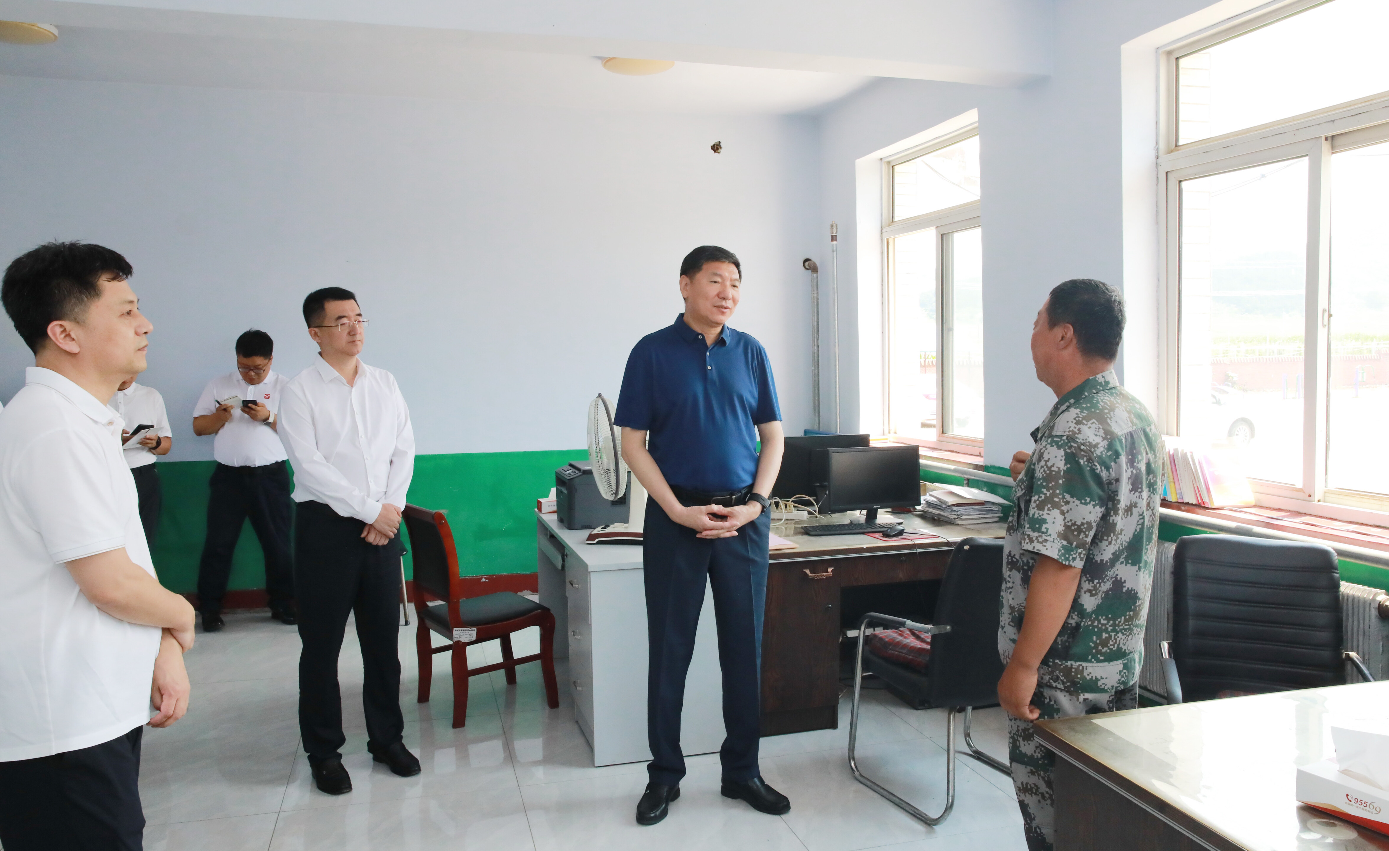王忠昆到海城接文镇对子峪村调研。