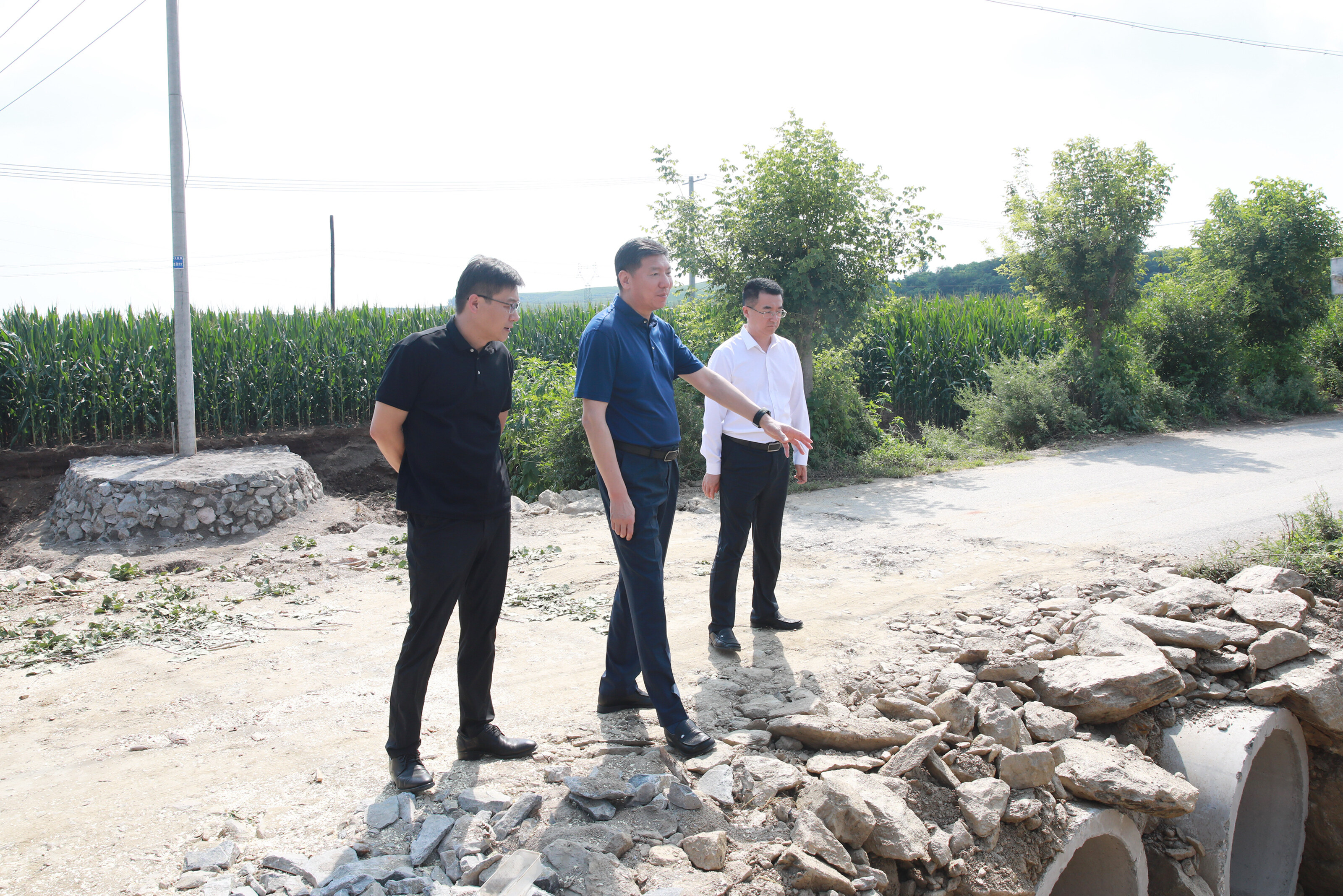 在海城英落镇，王忠昆实地察看7月29日强降雨水毁道路。