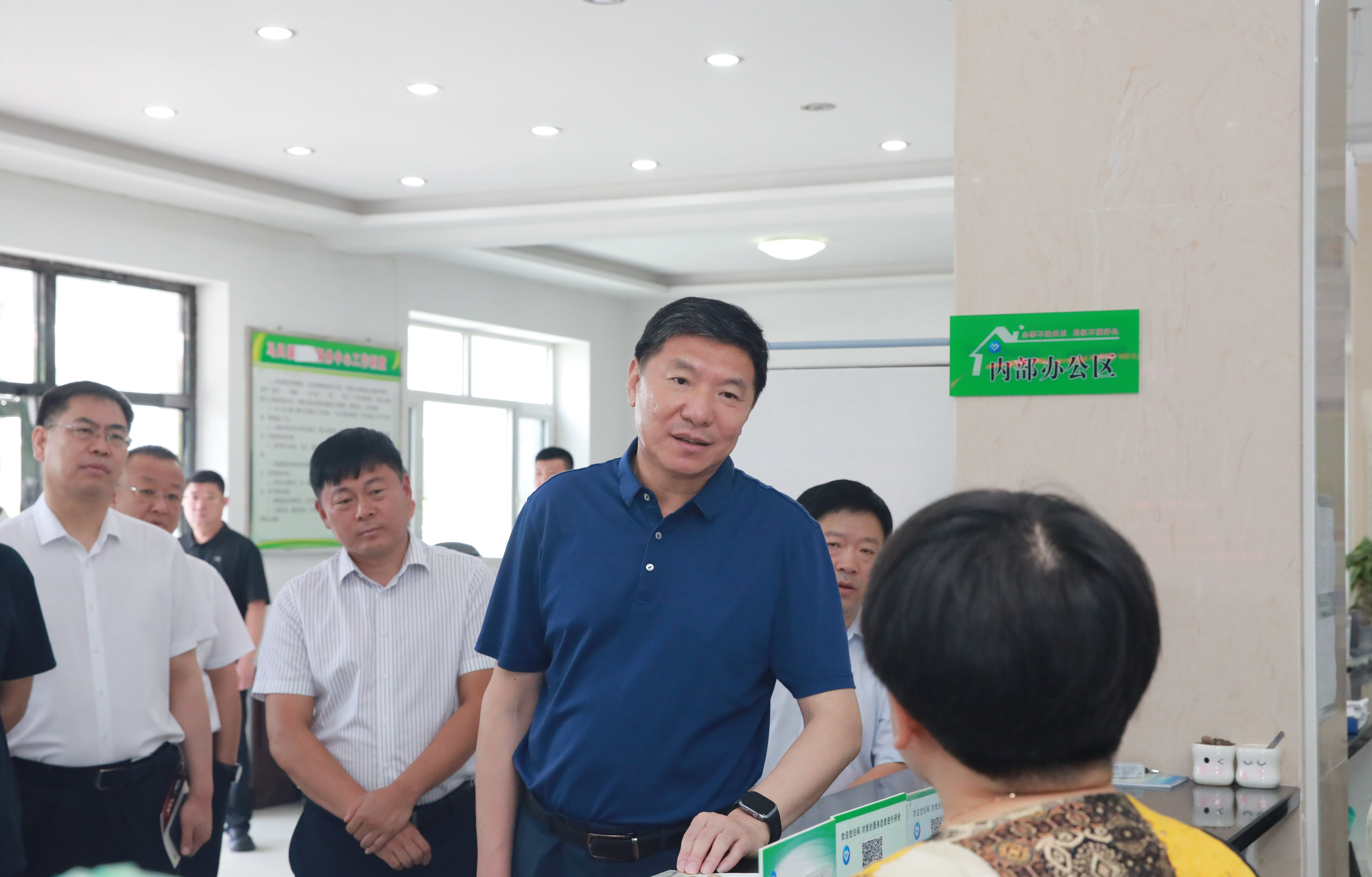 王忠昆到海城马风镇党群服务中心调研。