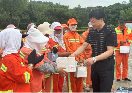 为环卫工人送关爱。