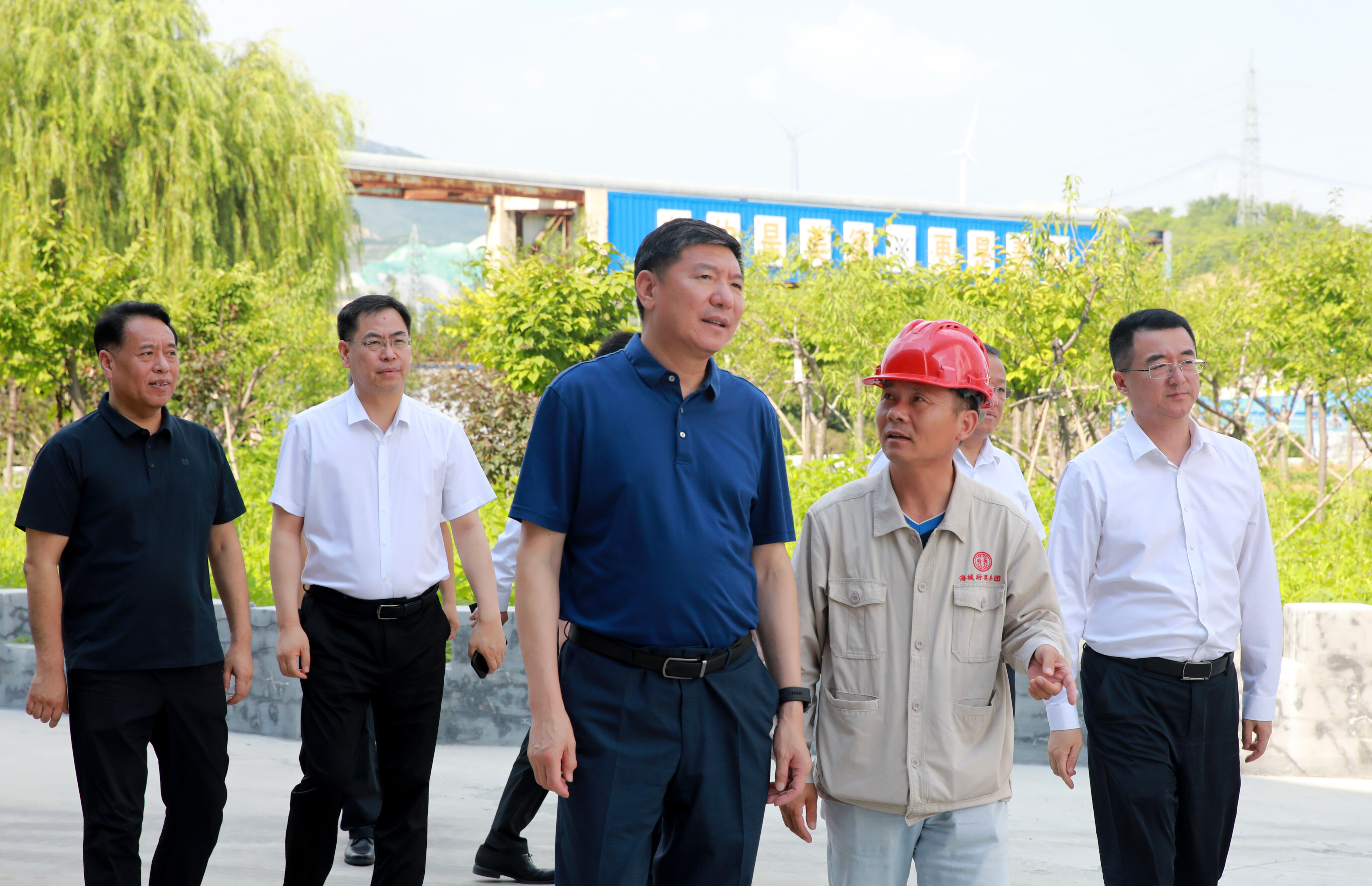 王忠昆到海城后英集团调研。