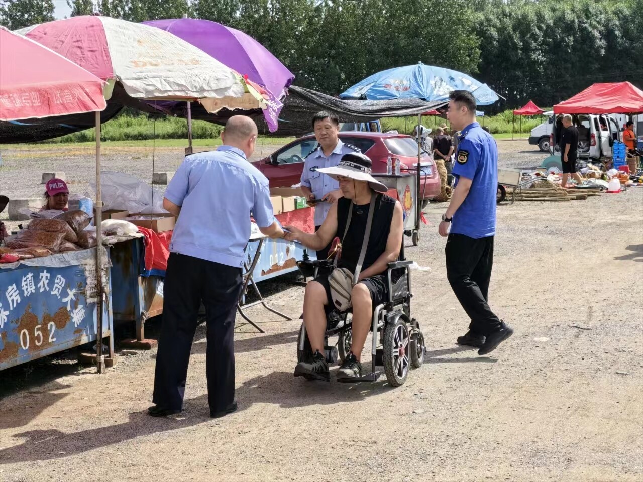 唐家房镇开展综治中心宣传活动。