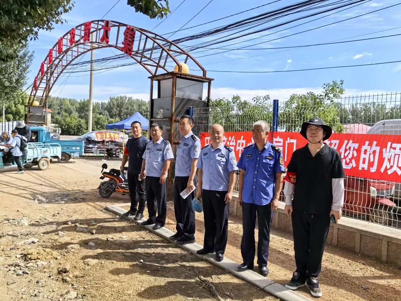 唐家房镇开展综治中心宣传活动。