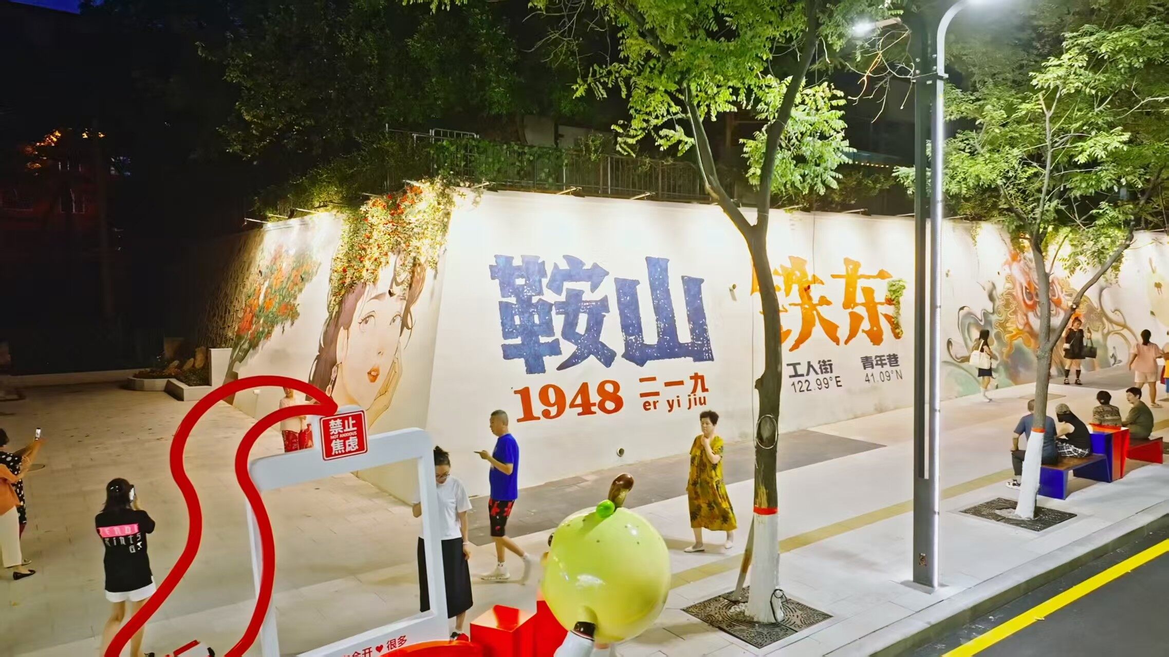 工人街青年巷成为新晋“网红打卡地”。