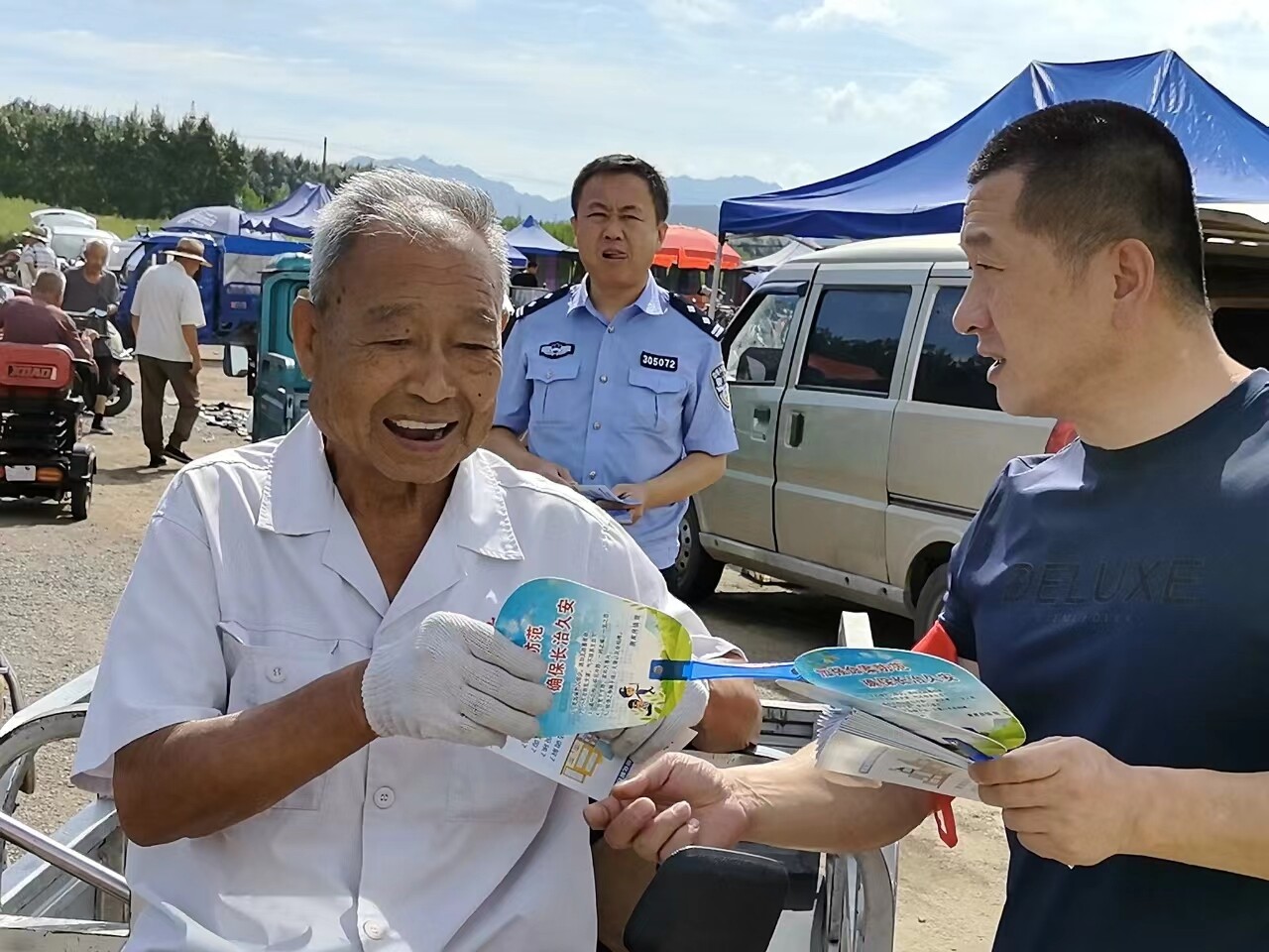 唐家房镇开展综治中心宣传活动。