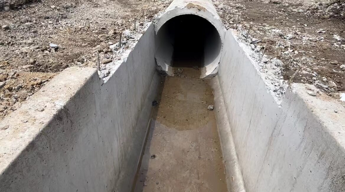 修建排水沟渠。
