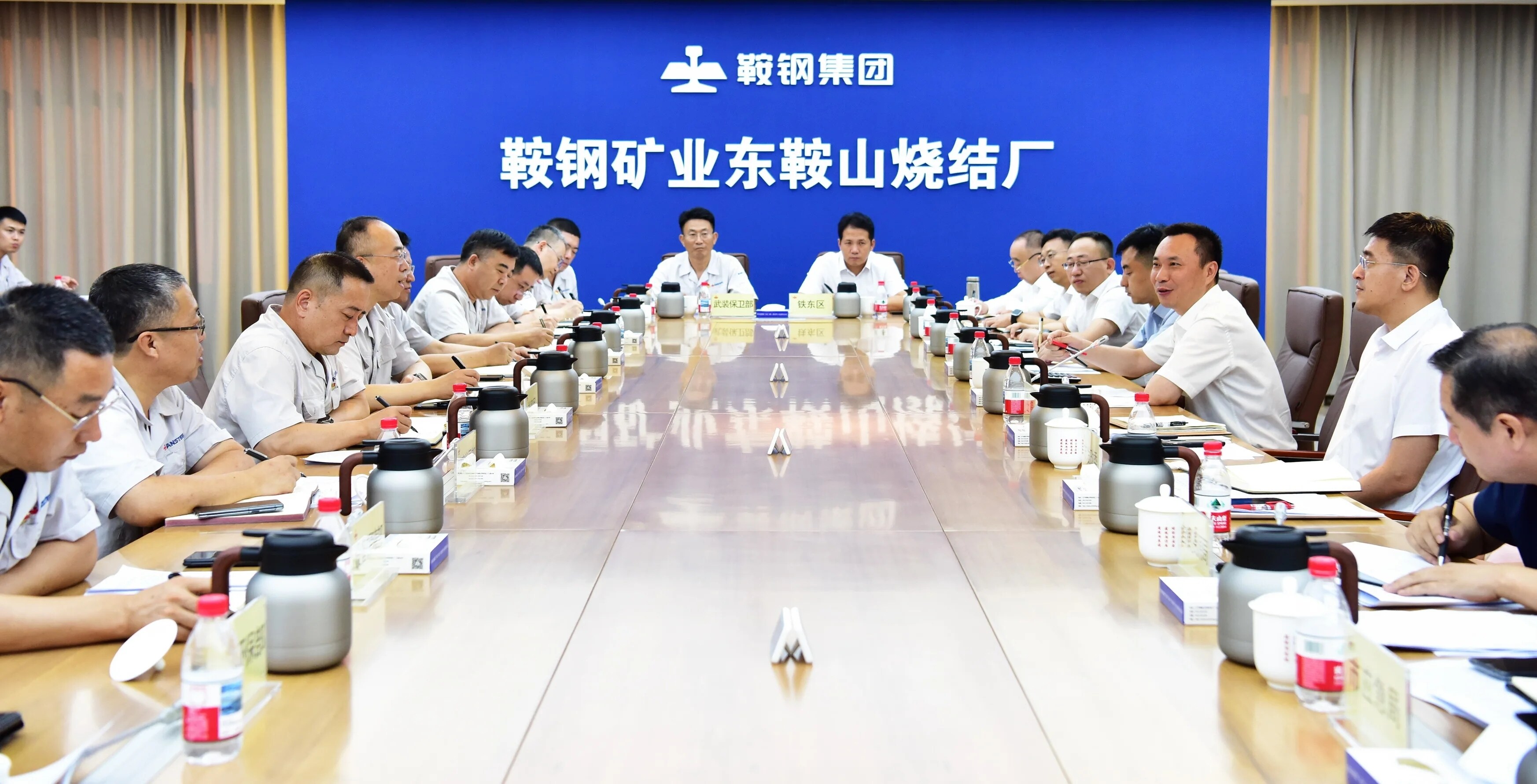 吴开华主持召开现场办公会议。