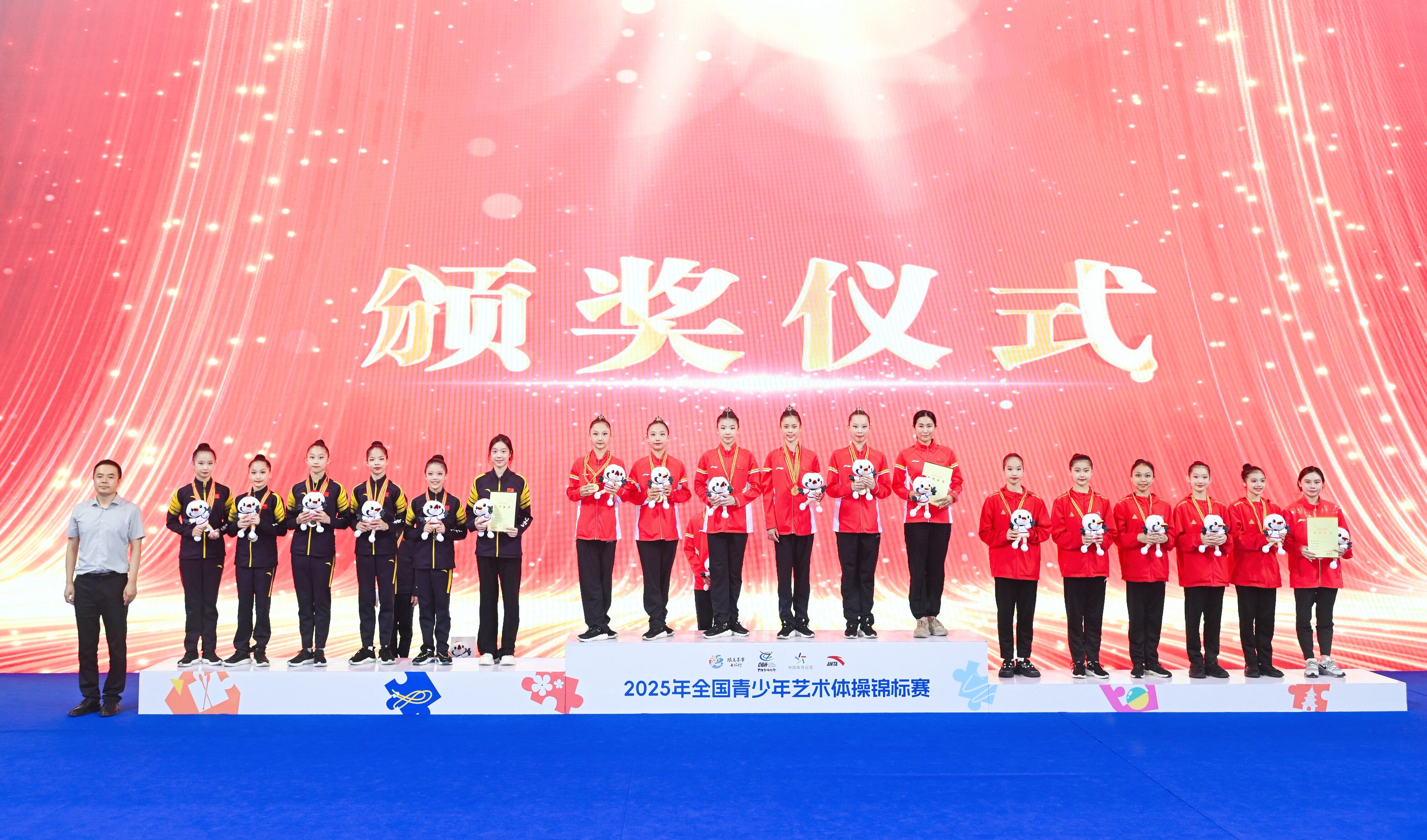 凌欣雨（左二）与队友一同登上冠军领奖台。