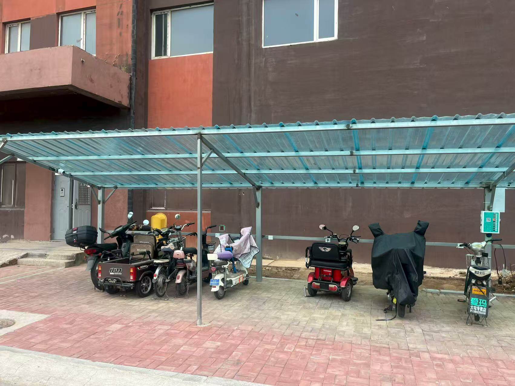 新增可充电停车棚。