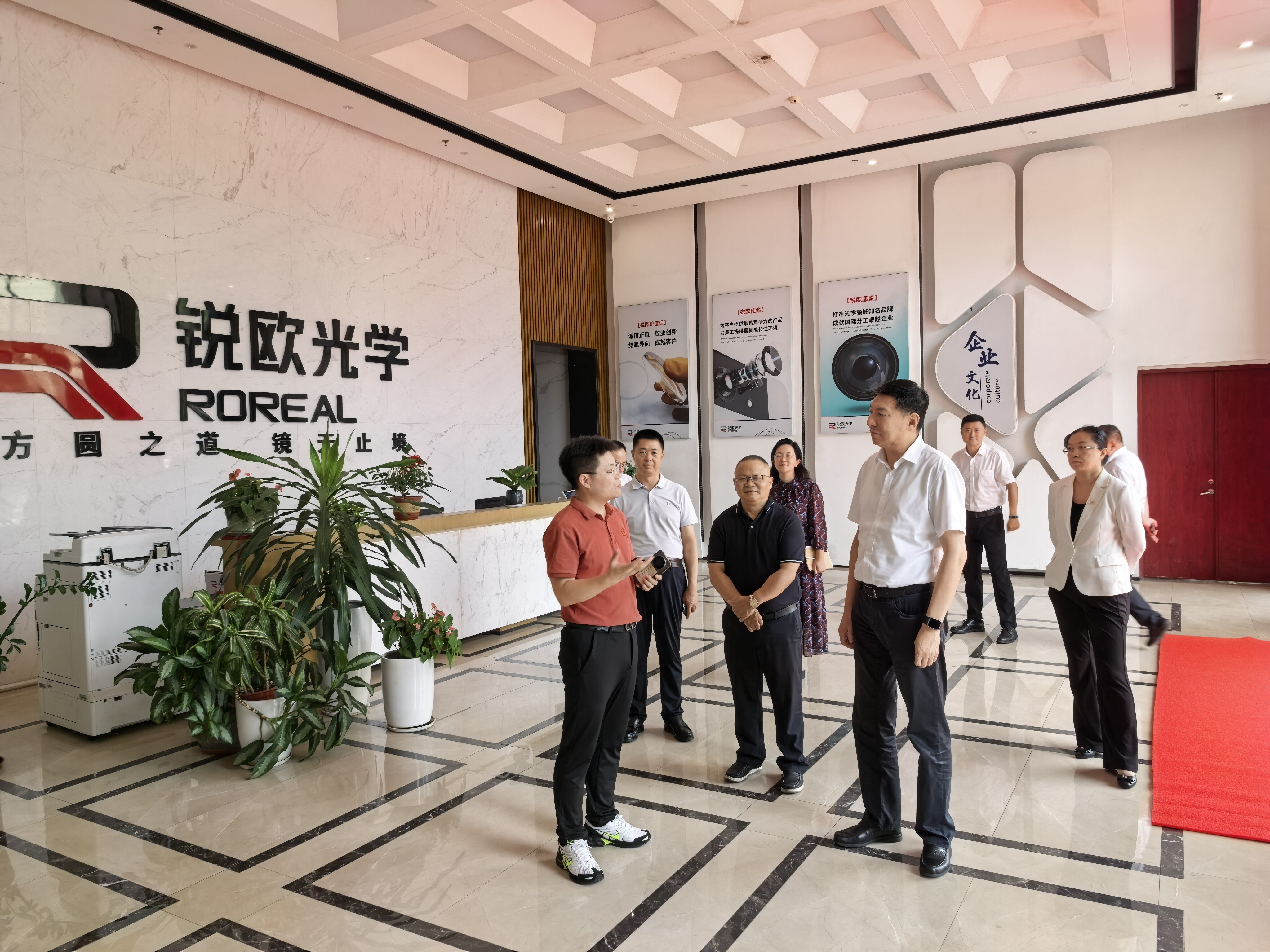 王忠昆详细了解深圳市锐欧光学股份有限公司生产经营、发展规划等情况。