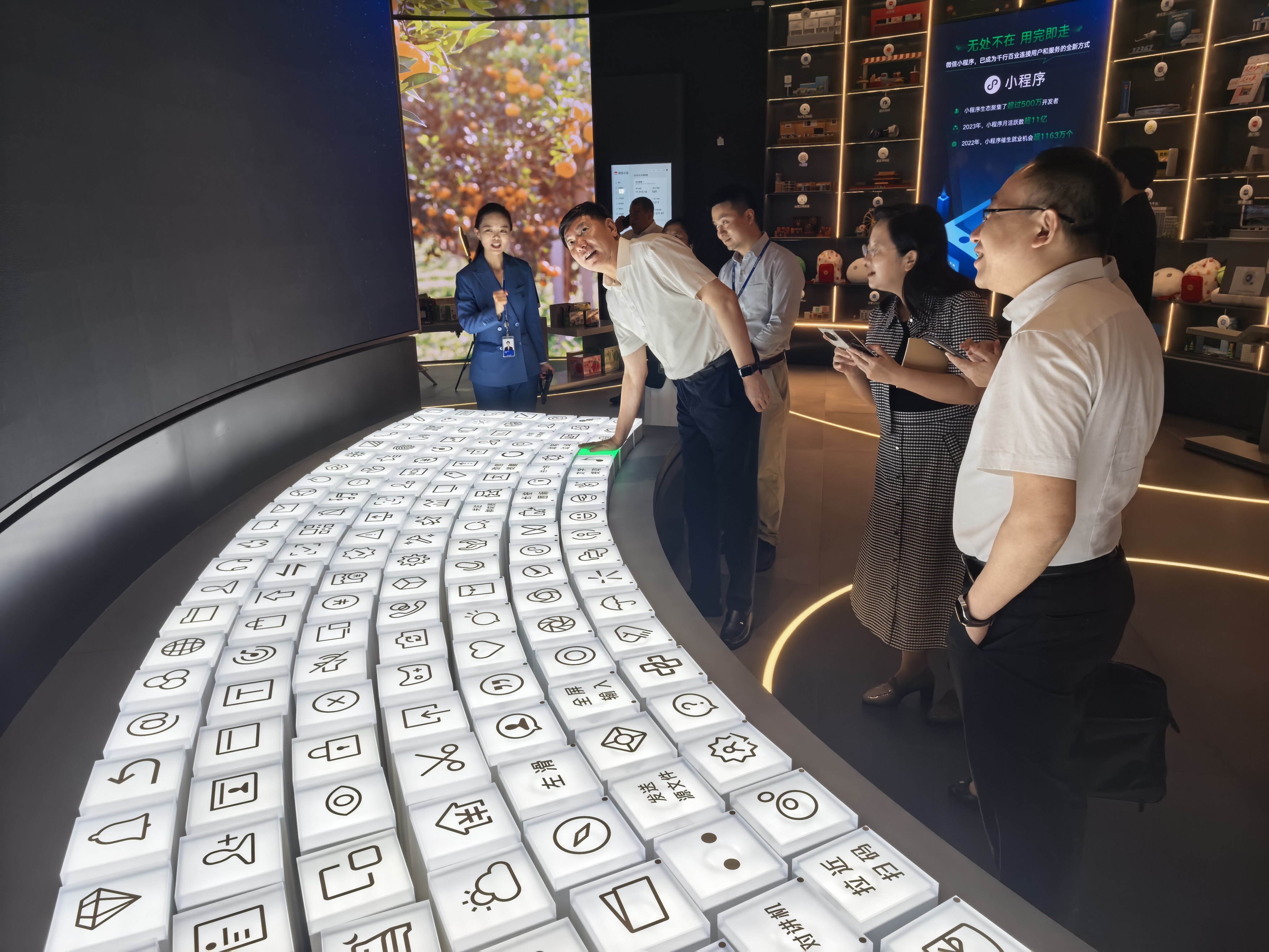 王忠昆参观深圳市腾讯计算机系统有限公司数字展厅。