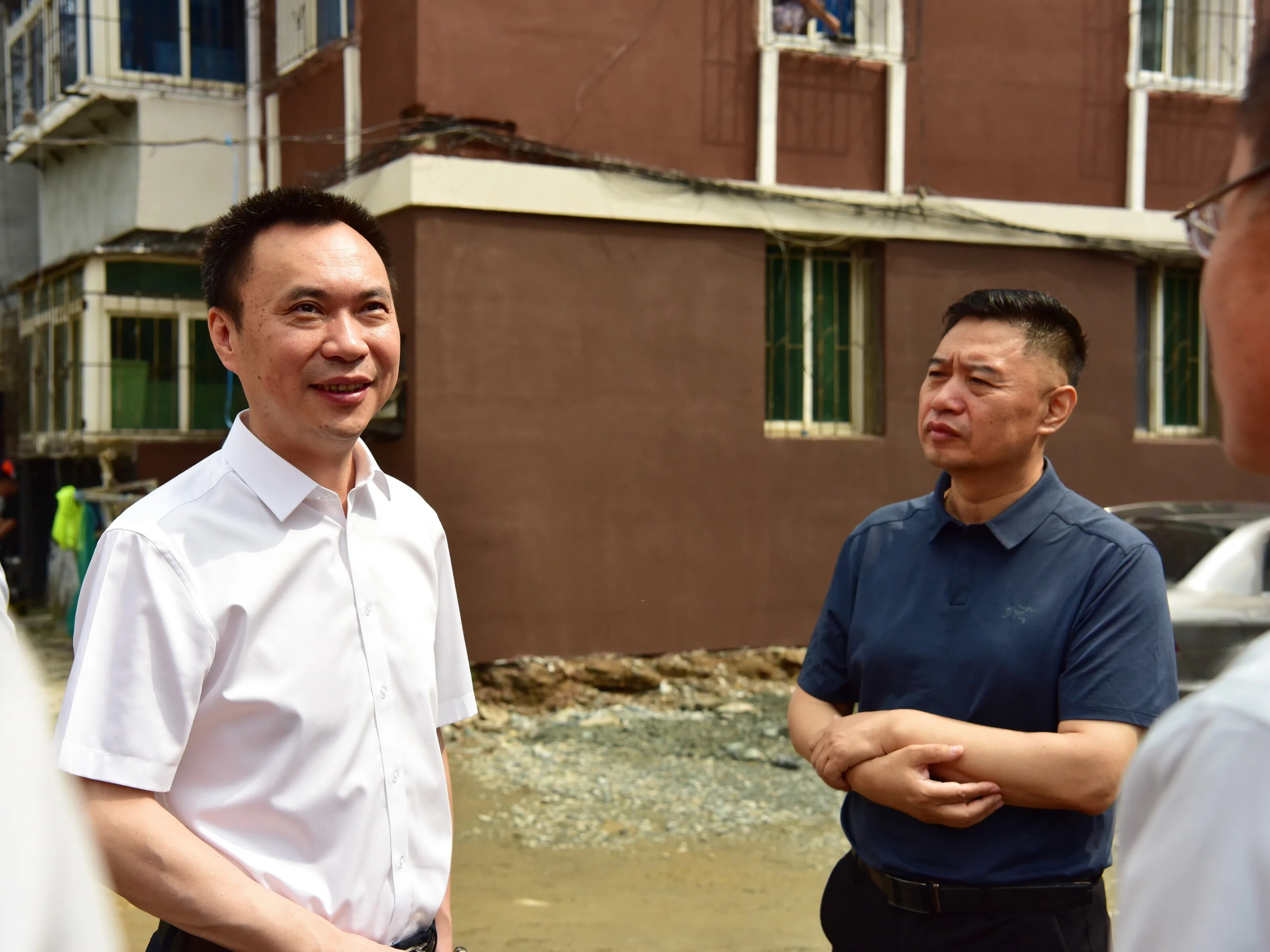 吴开华到2025年度器材和黎明老旧小区配套设施改造项目现场调研。