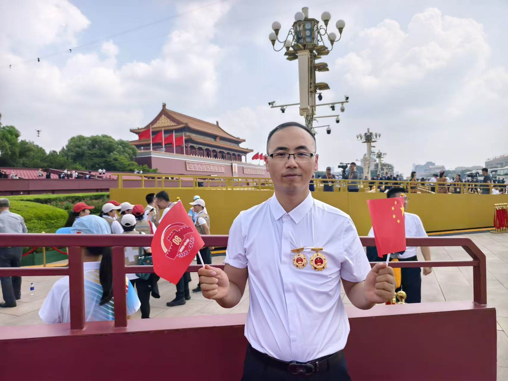刘铁受邀参加纪念大会。