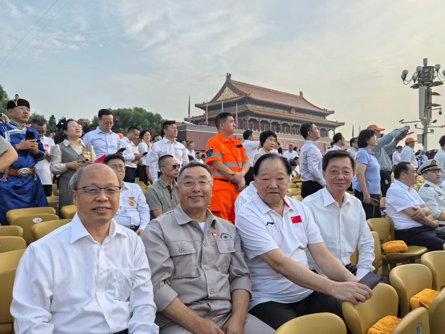 郭明义受邀参加纪念大会。