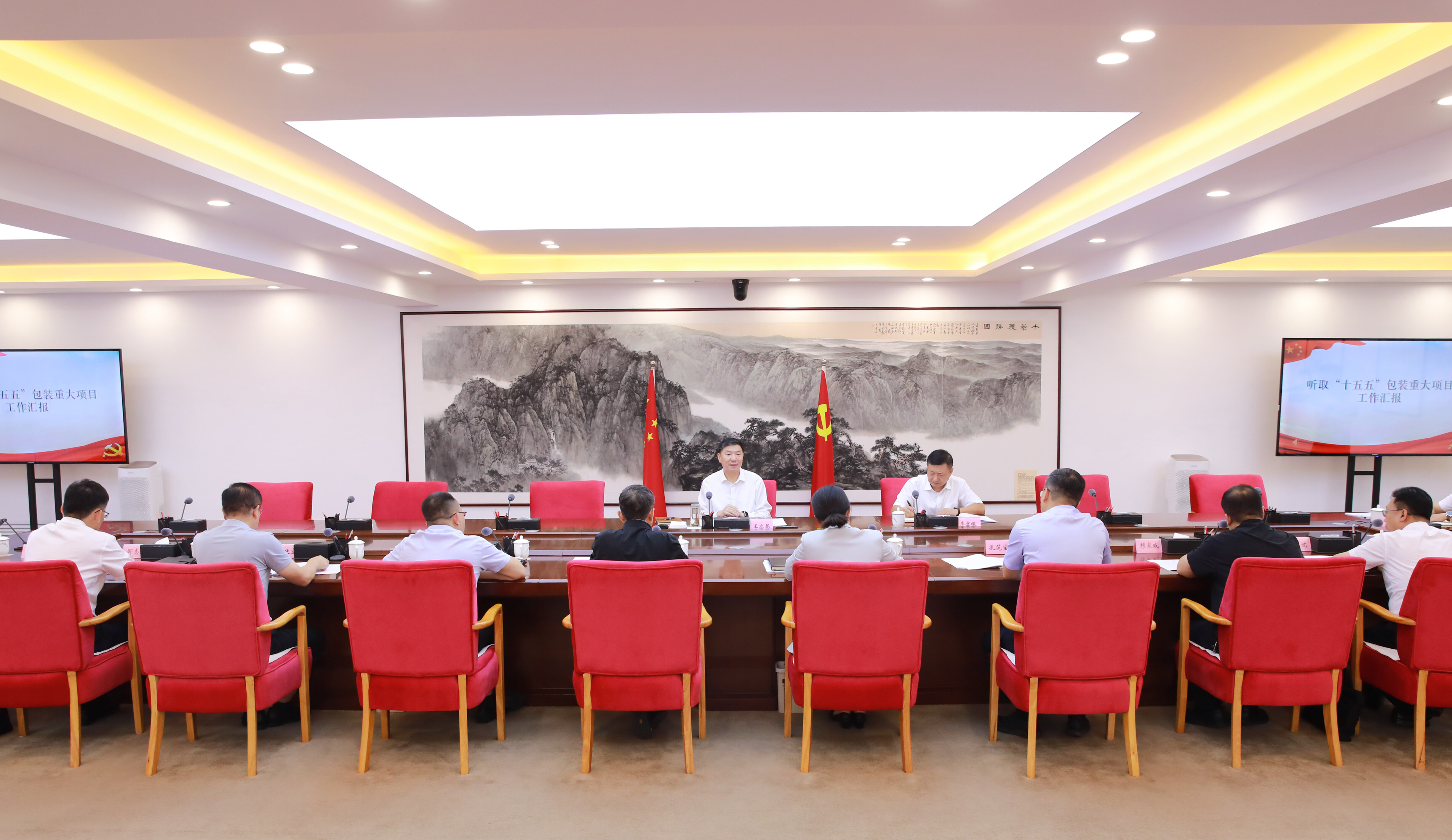 王忠昆听取“十五五”重大项目谋划工作汇报。