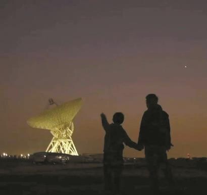 天马星空村（新镇村）的游客在星空下远眺天马射电望远镜。