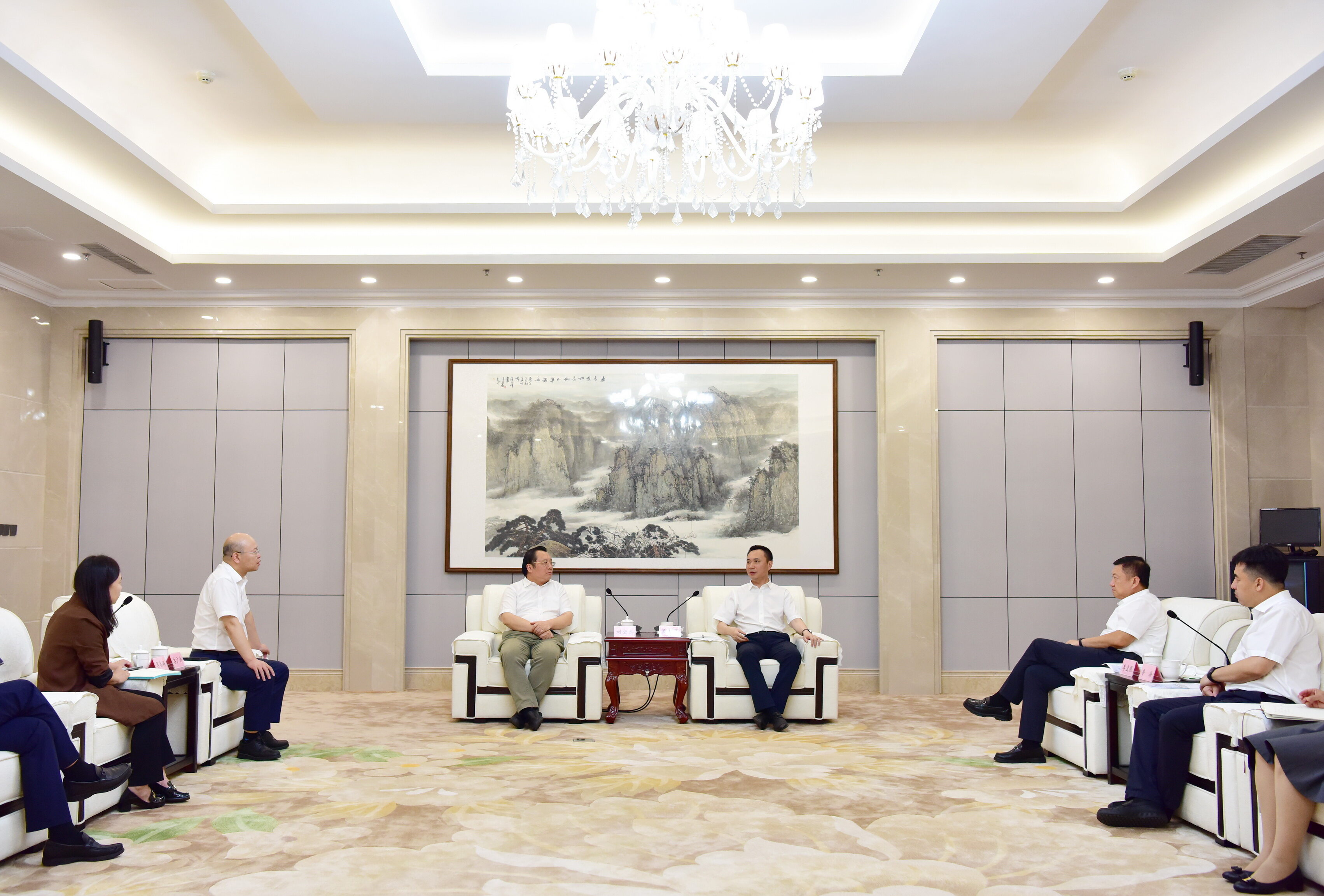 吴开华会见中国移动辽宁公司客人。