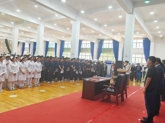 组织用工企业参加人才招聘会。