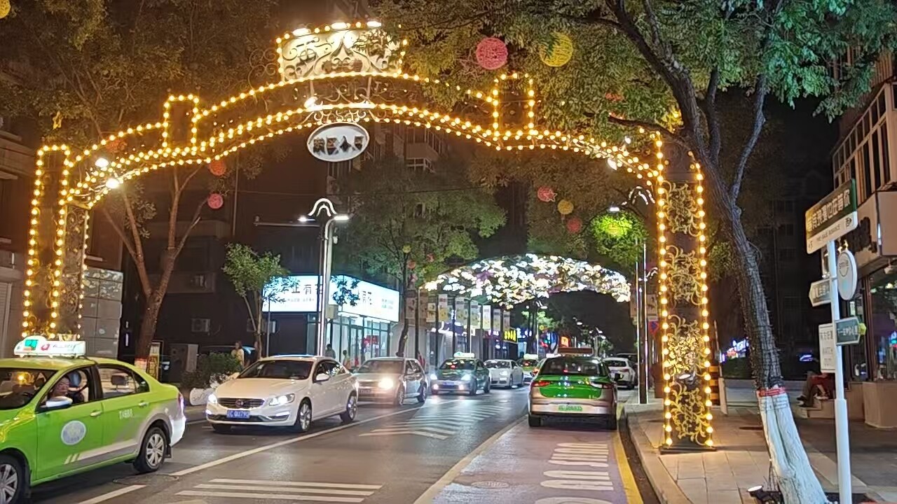 工人街青年巷夜景。
