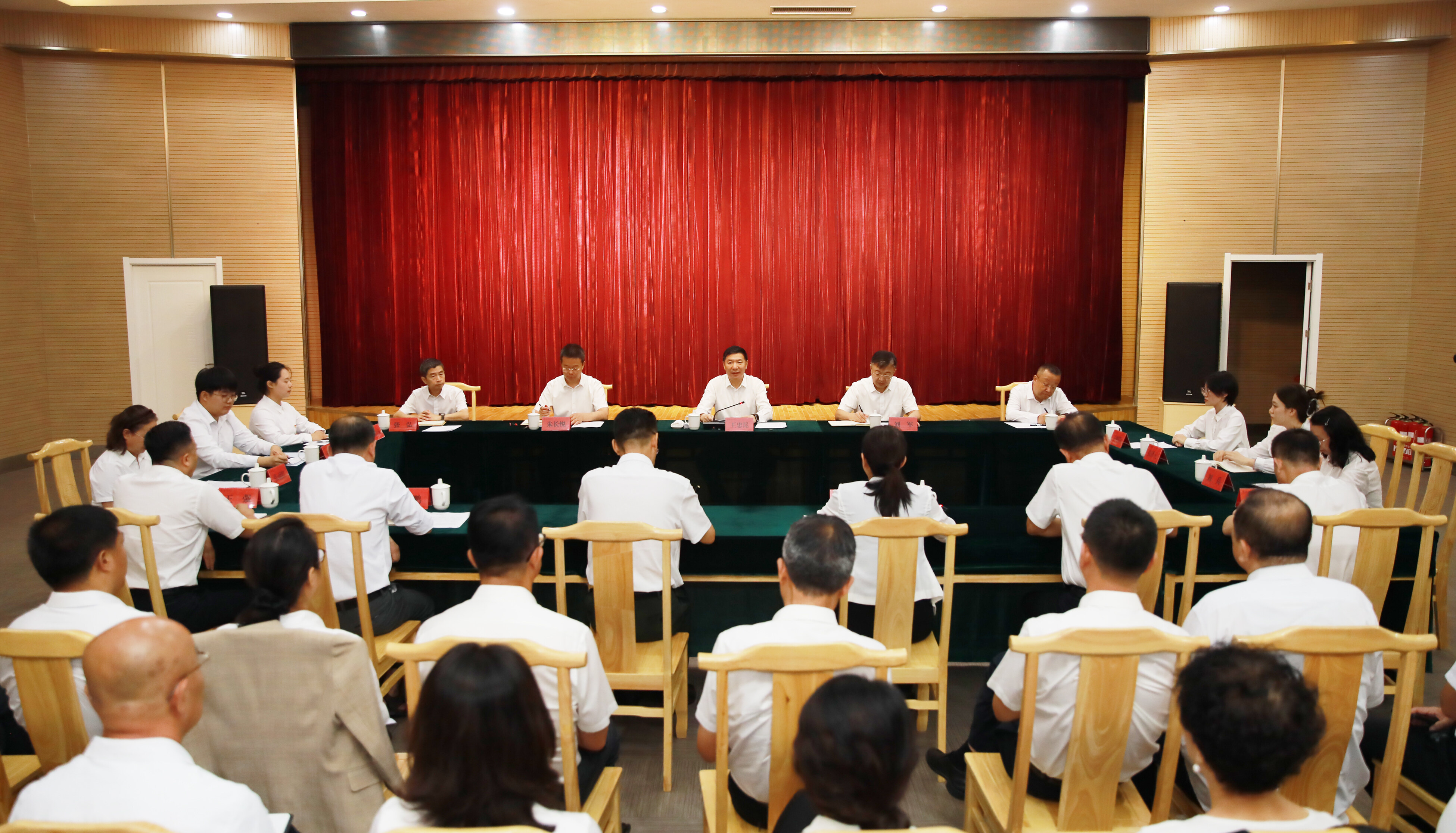 王忠昆为师生代表讲授思政课。