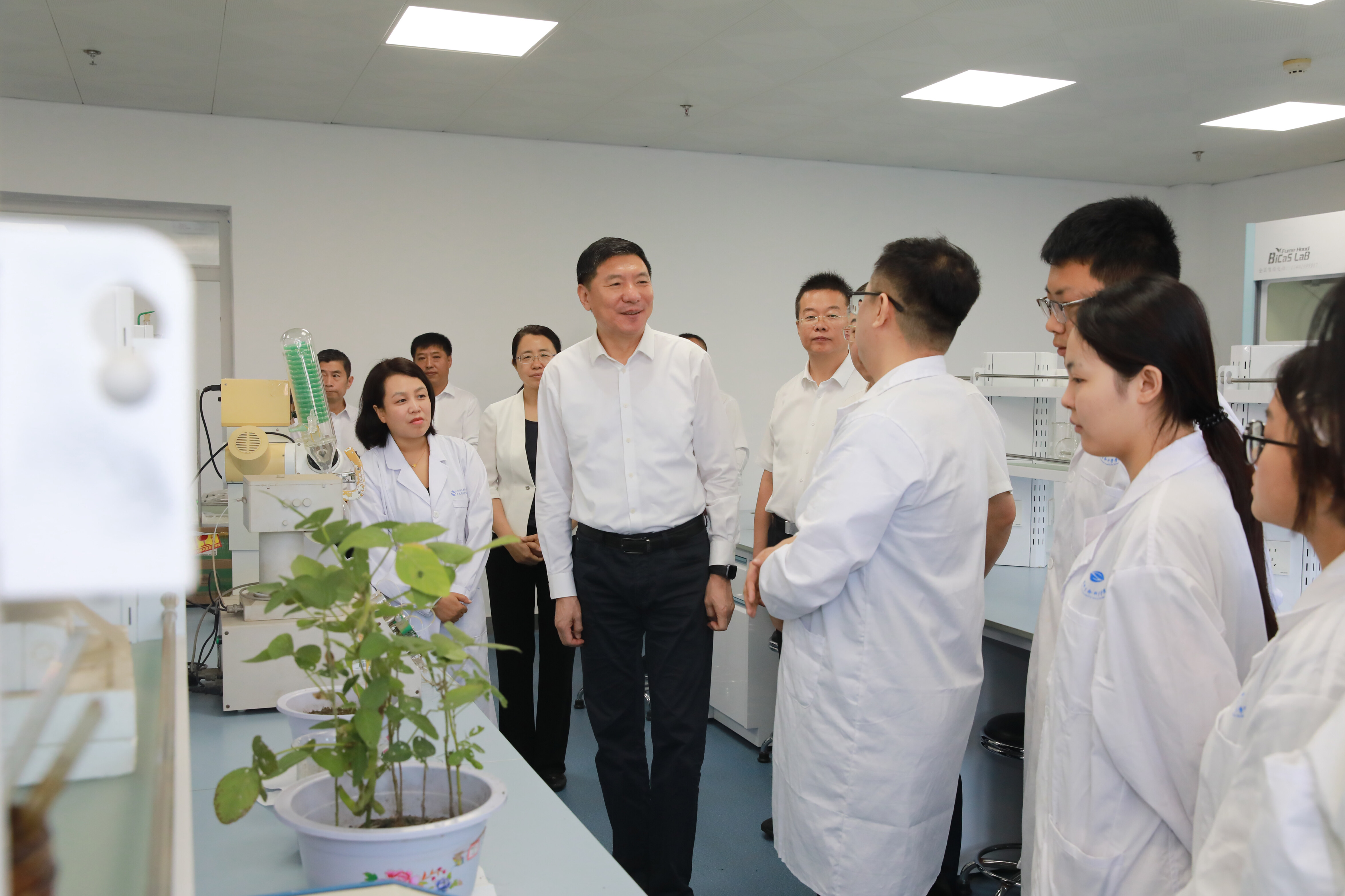 王忠昆与辽宁省天然产物活性分子开发及利用重点实验室师生们深入交流。