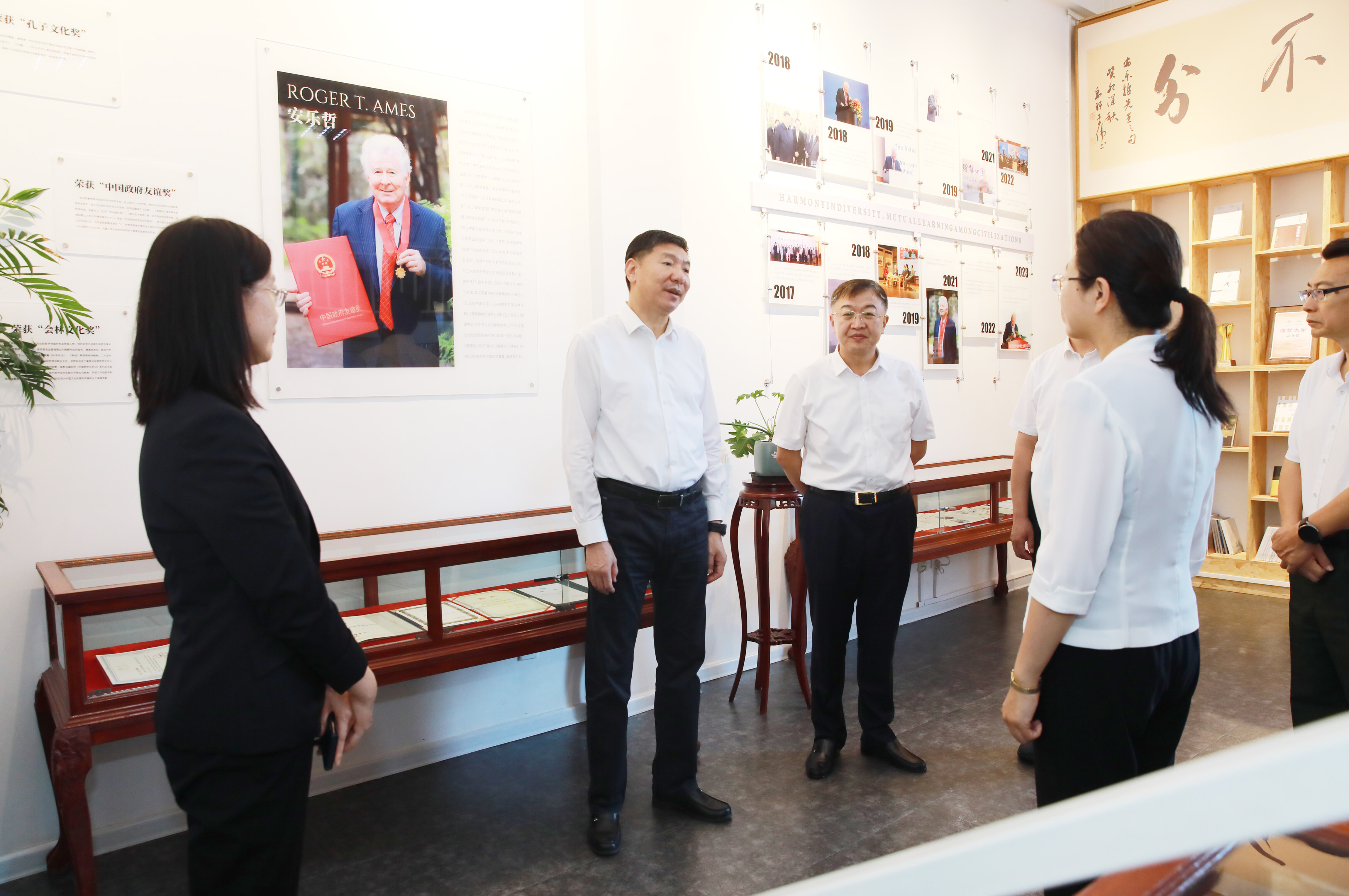 王忠昆在安乐哲工作室听取中华文化国际传播能力建设和青年汉学家培养等情况介绍。