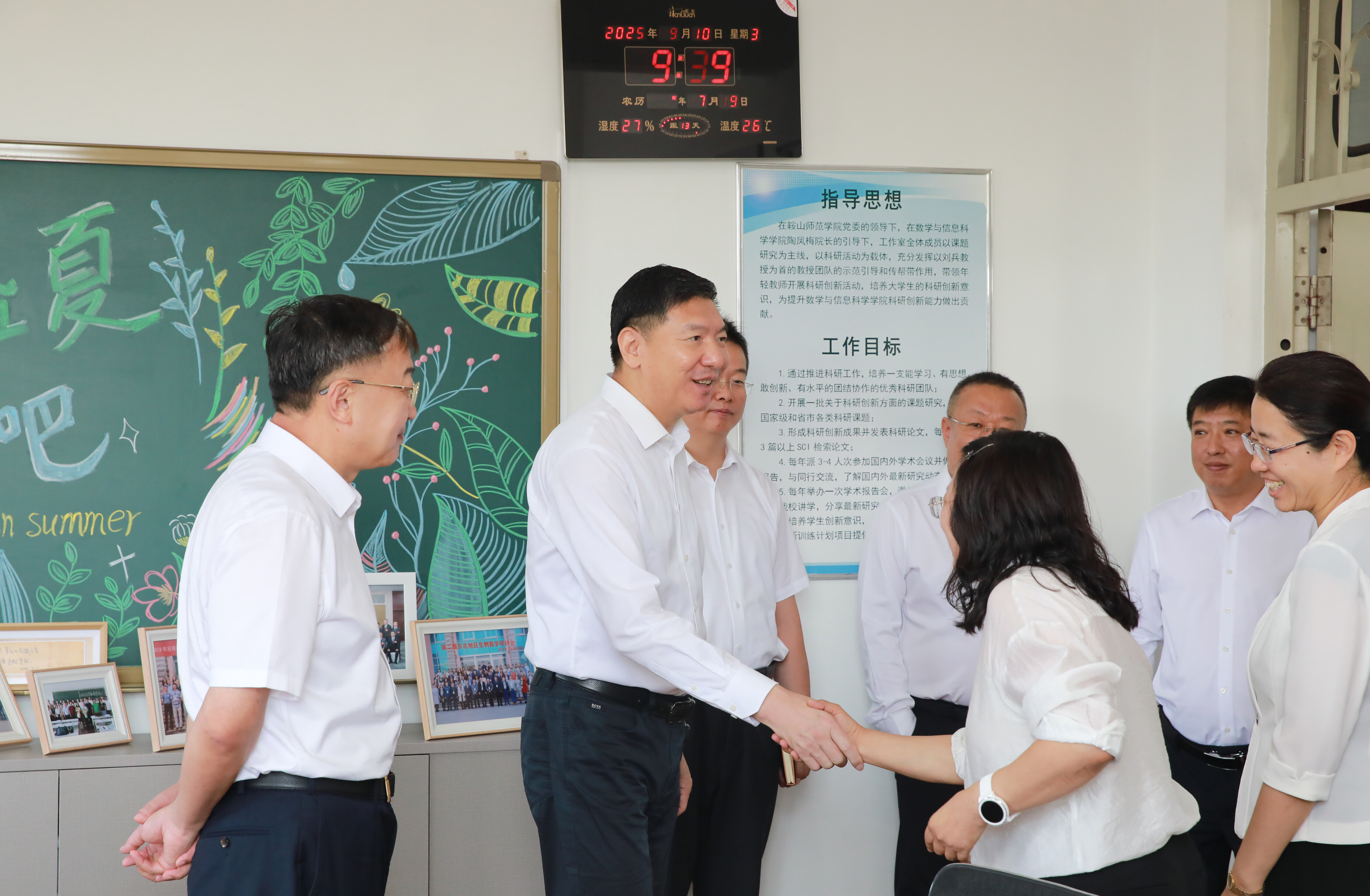 王忠昆察看刘兵劳模创新工作室教学环境，与鞍山市劳动模范、数学学院院长刘兵教授亲切交流。