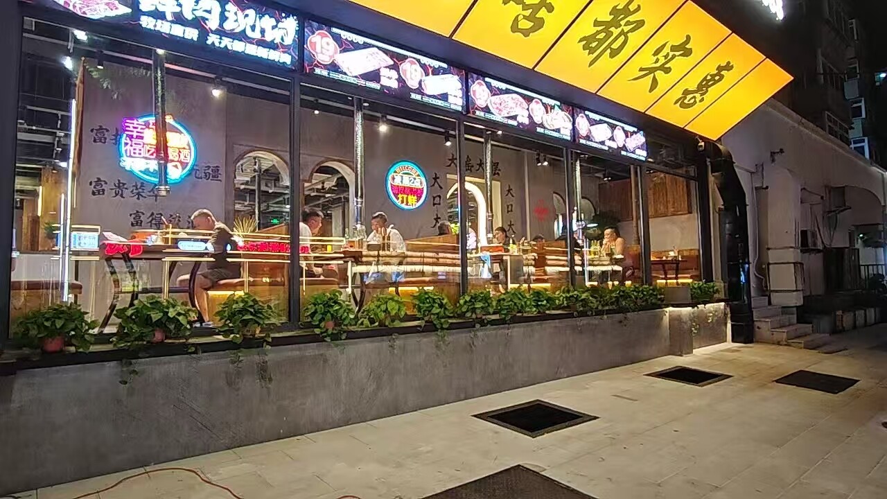 工人街青年巷夜景。