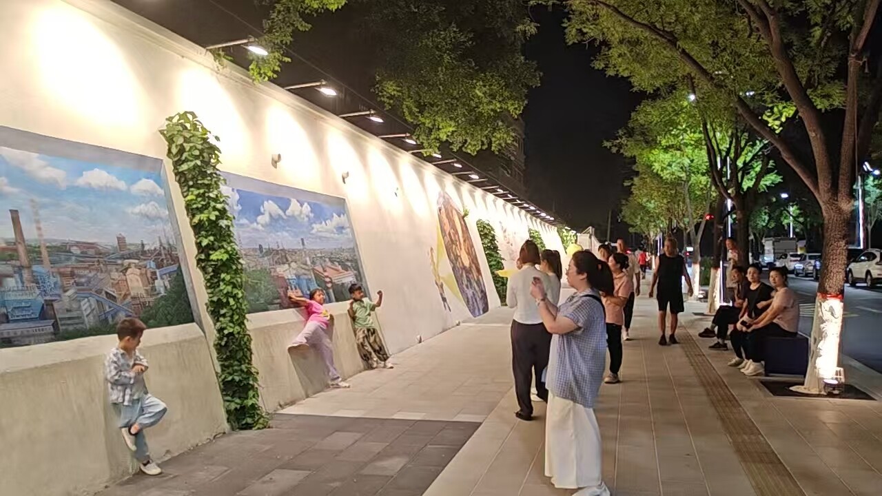 工人街青年巷夜景。