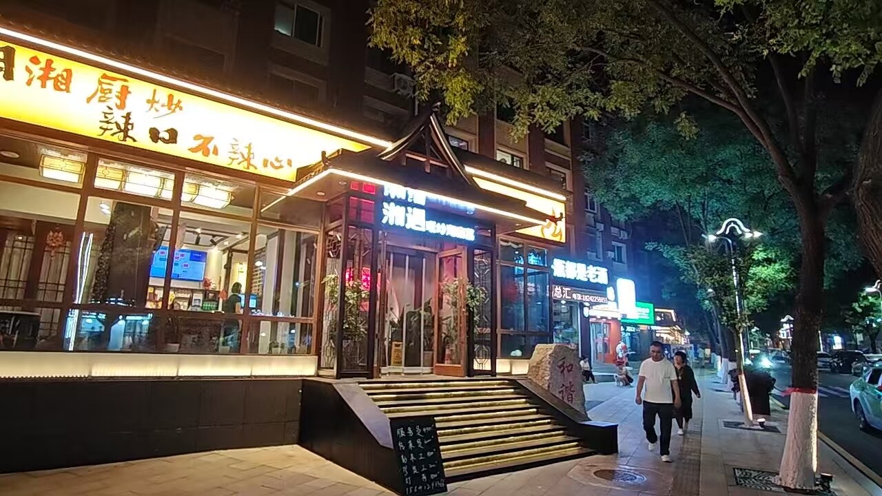 工人街青年巷夜景。