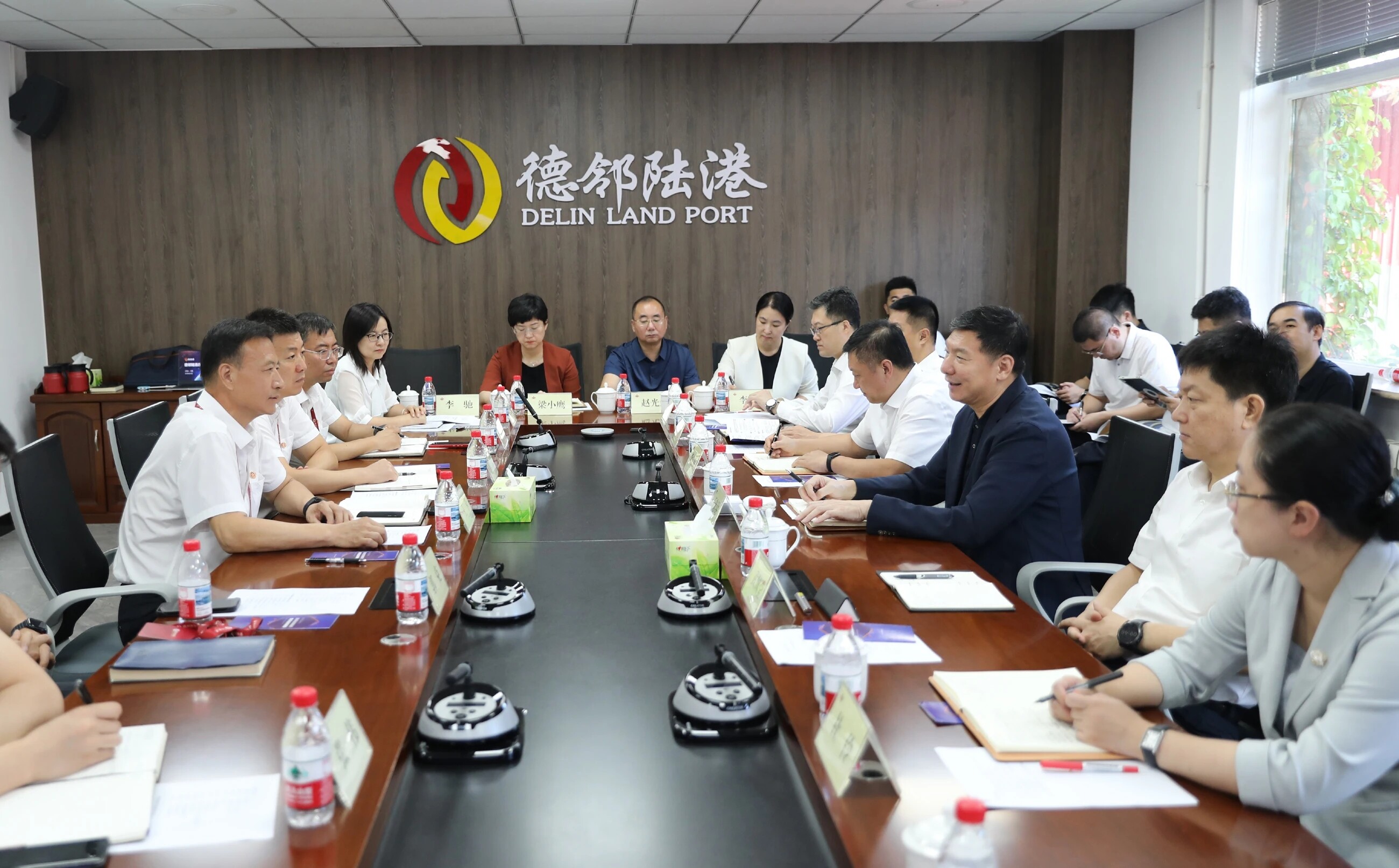 王忠昆到德邻陆港供应链服务有限公司主持召开座谈会。