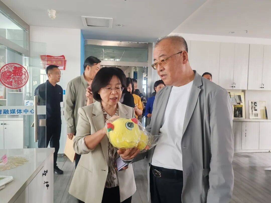 鞍山市新闻传媒中心一行观摩沙小吉城市形象IP打造情况。  焦祖卿 摄