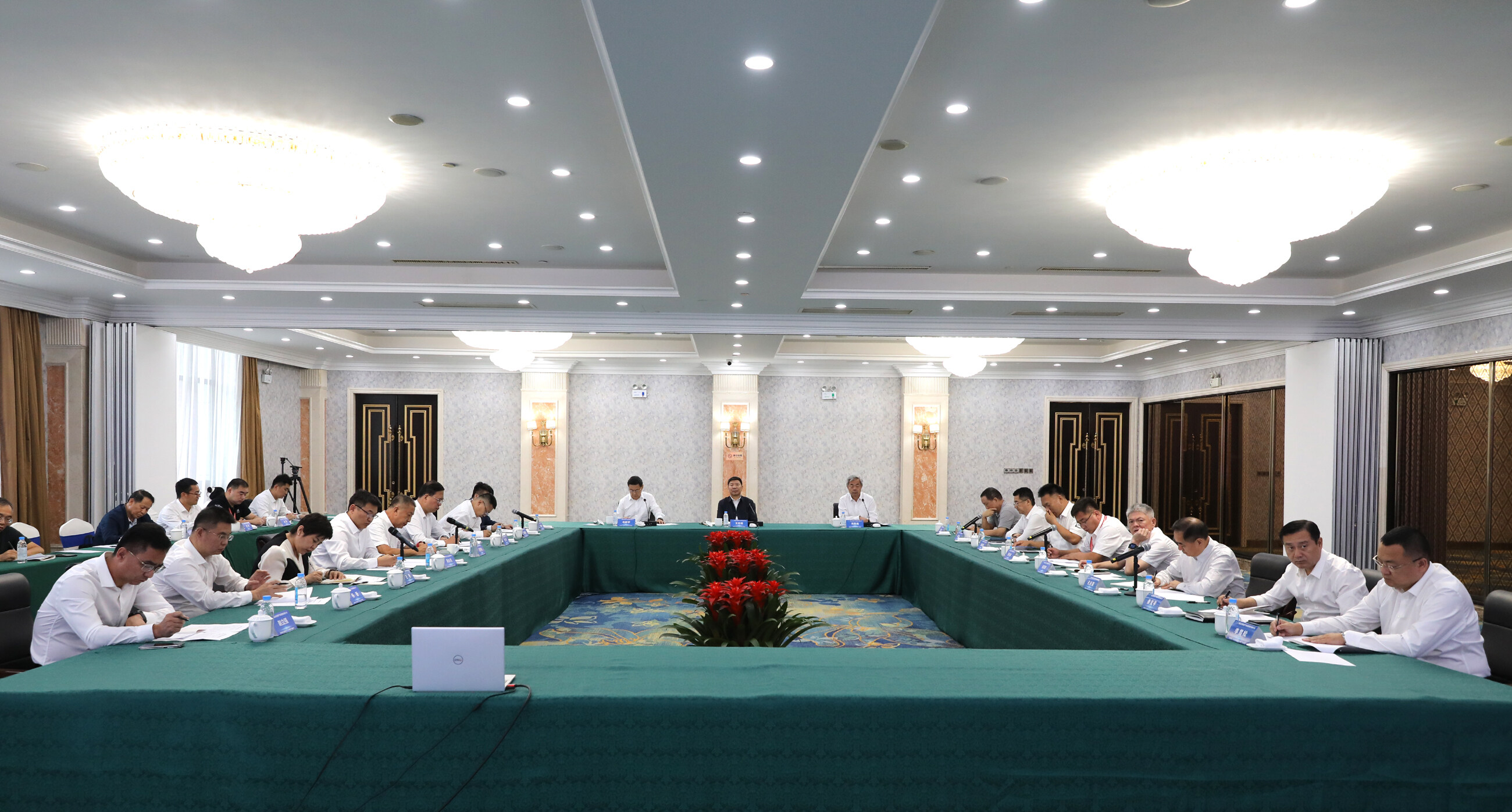 17日，王忠昆出席鞍山市菱镁产业战略咨询委员会会议并讲话。