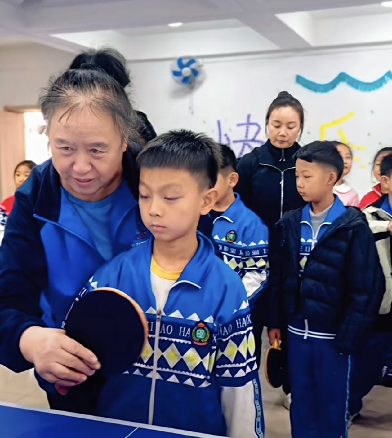 石海梅手把手教达道湾学校学生打球 石海梅手把手教达道湾学校学生打球