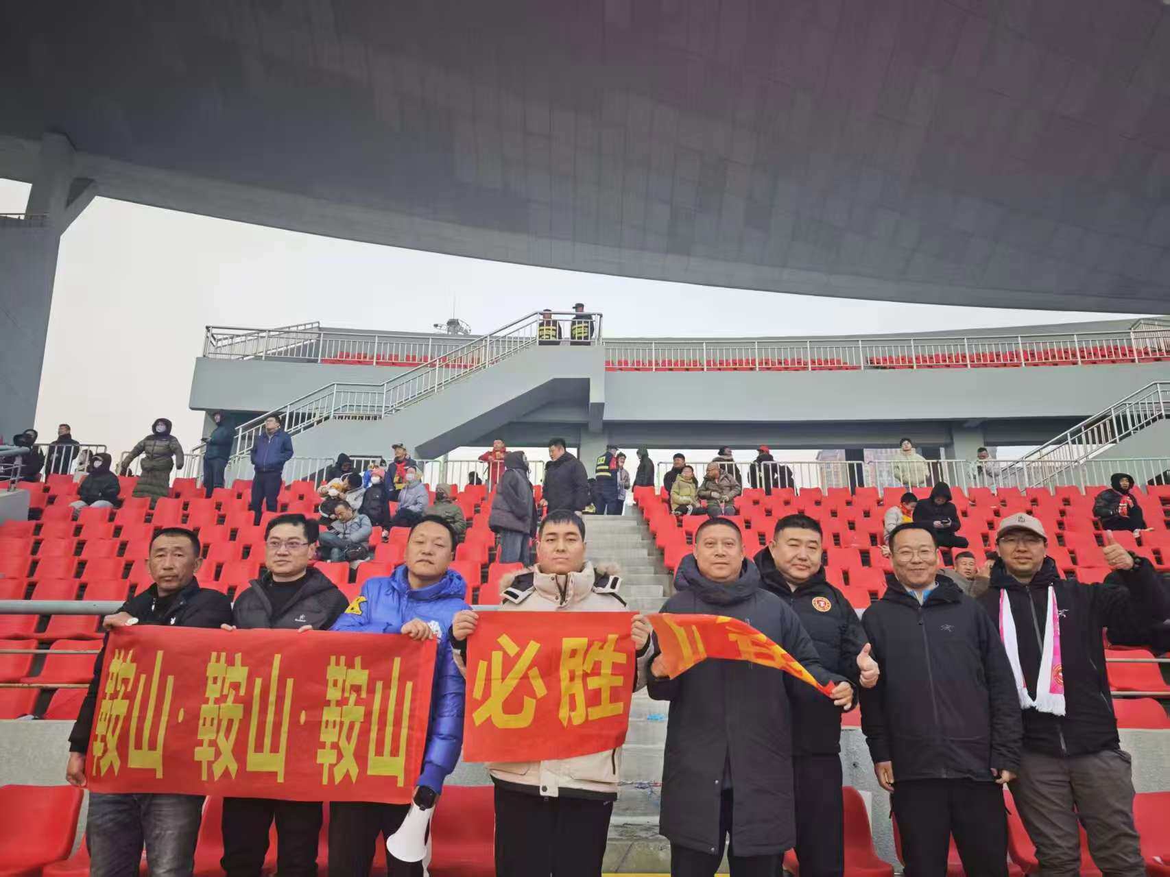 鞍山球迷现场观赛为辽宁铁人队加油