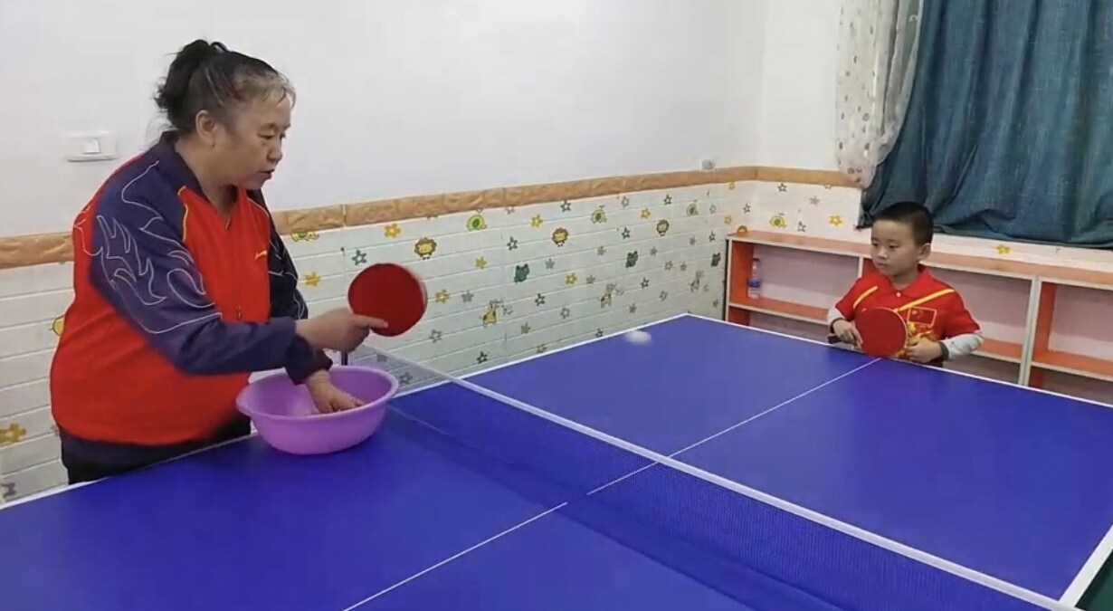 石海梅教爱乒幼儿园的小朋友打球 石海梅教爱乒幼儿园的小朋友打球