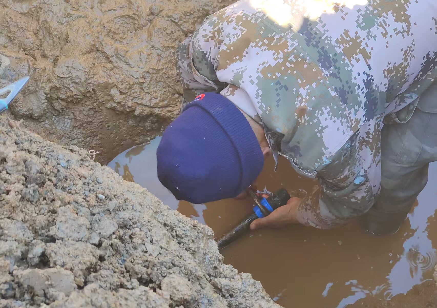 唐家房镇抢修破裂水管。 唐家房镇抢修破裂水管。