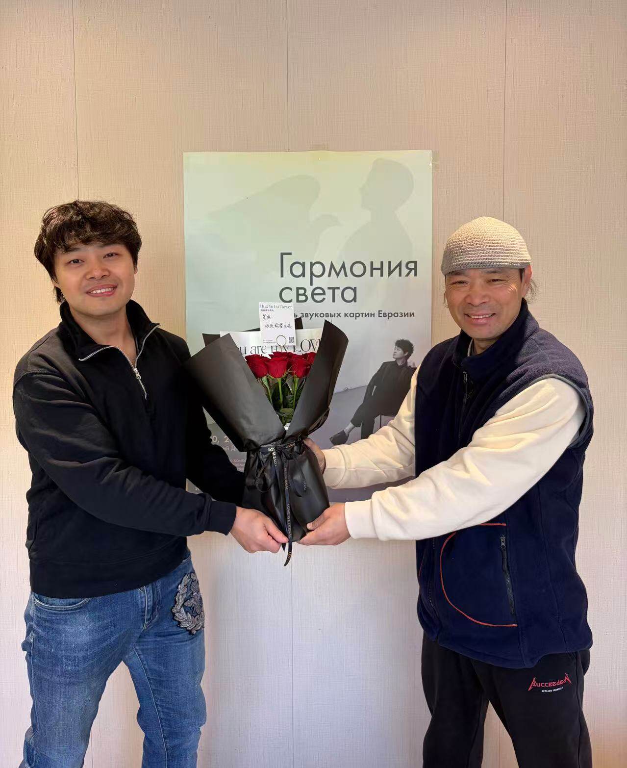 王晨旭(左)与著名诗人金宝(右)合影。 王晨旭(左)与著名诗人金宝(右)合影。