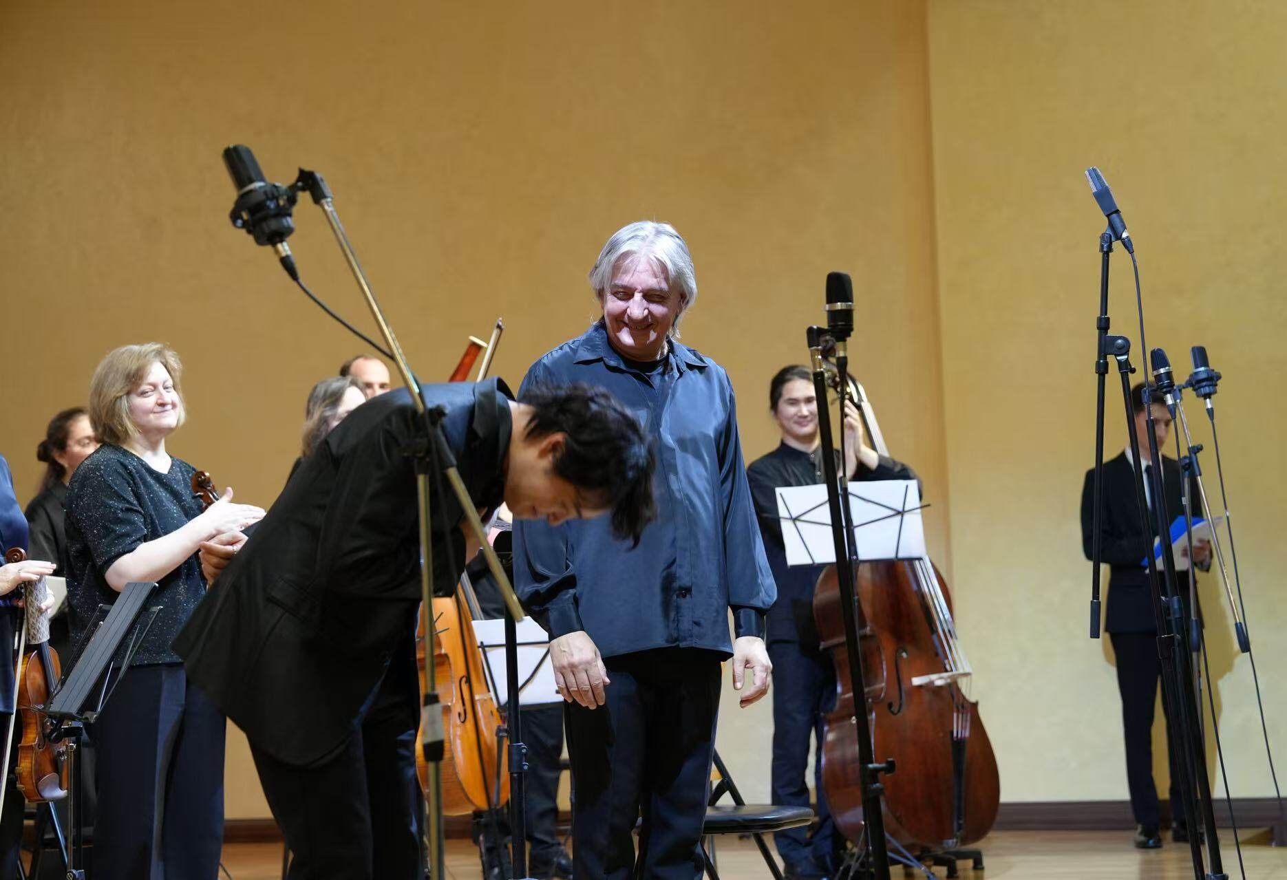 演出结束,王晨旭登台致谢。 演出结束,王晨旭登台致谢。