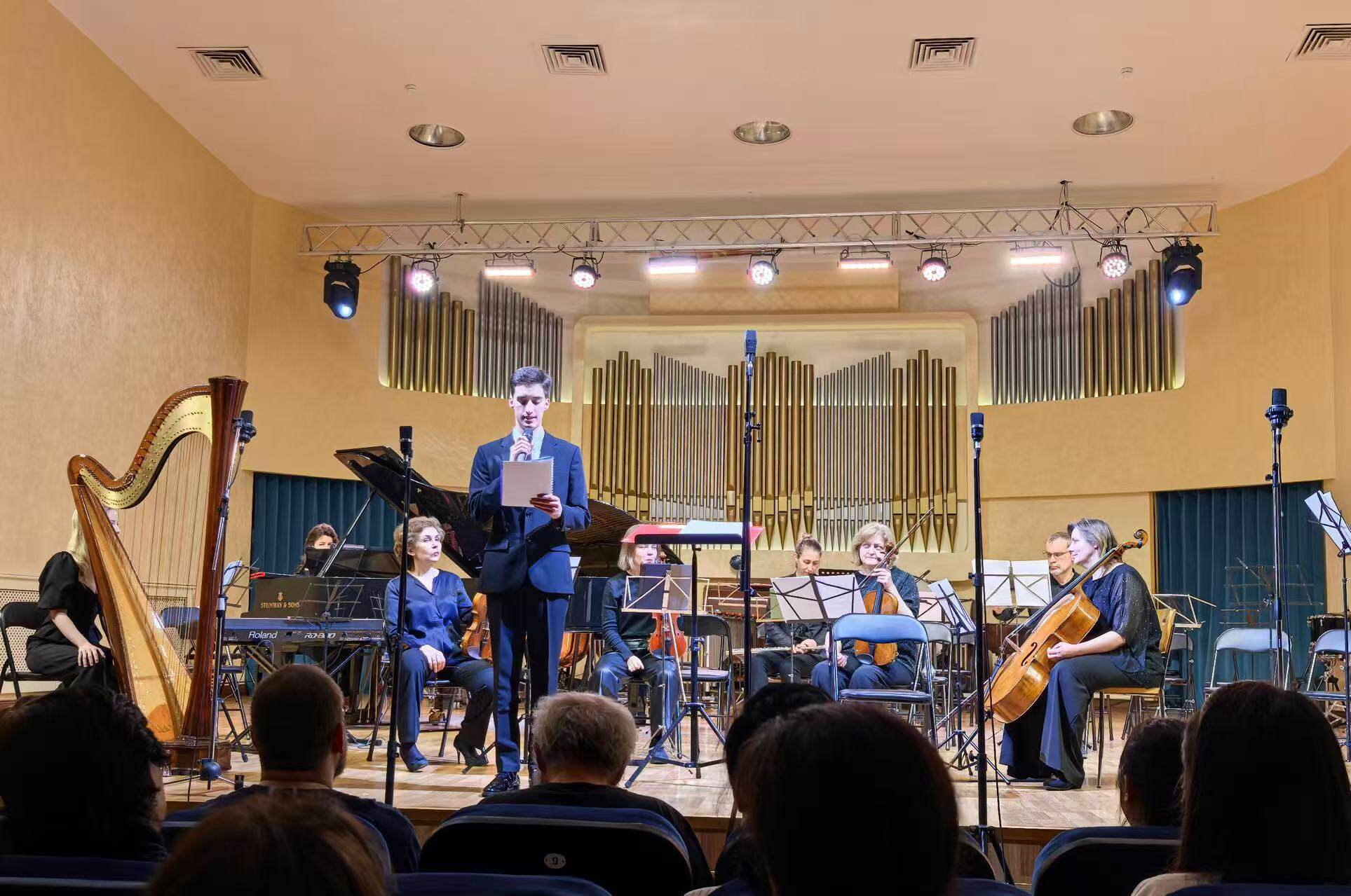 音乐会由著名青年小提琴家、柴可夫斯基音乐学院小提琴声部首席斯捷潘·霍缅科主持。 音乐会由著名青年小提琴家、柴可夫斯基音乐学院小提琴声部首席斯捷潘·霍缅科主持。