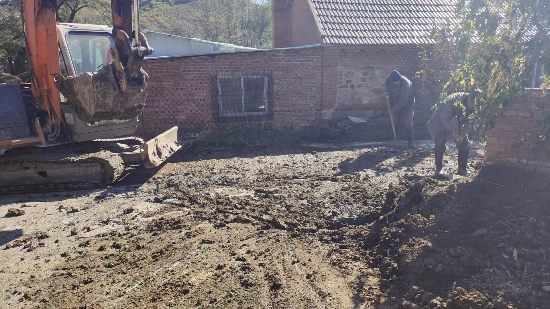 唐家房镇抢修破裂水管。 唐家房镇抢修破裂水管。