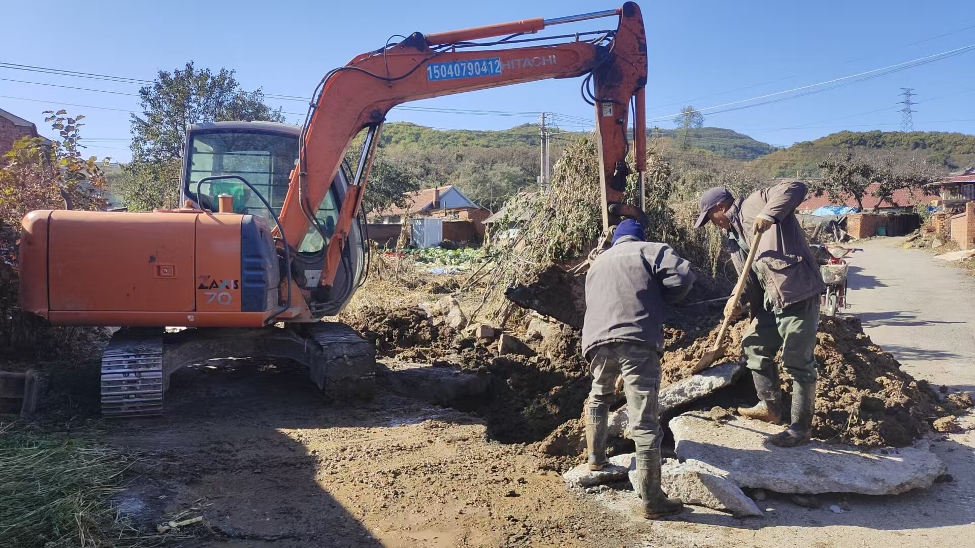 唐家房镇抢修破裂水管。 唐家房镇抢修破裂水管。