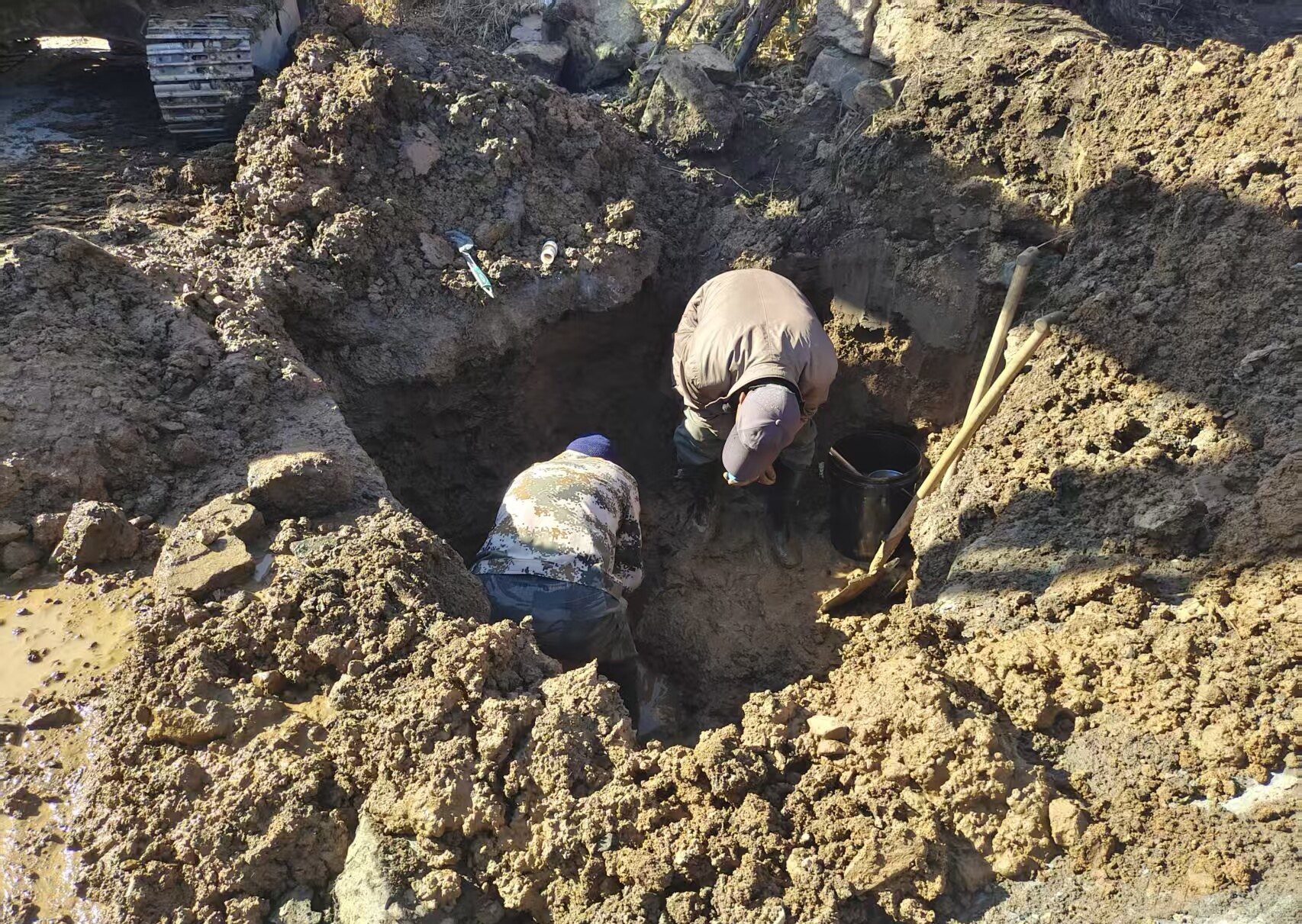 唐家房镇抢修破裂水管。 唐家房镇抢修破裂水管。