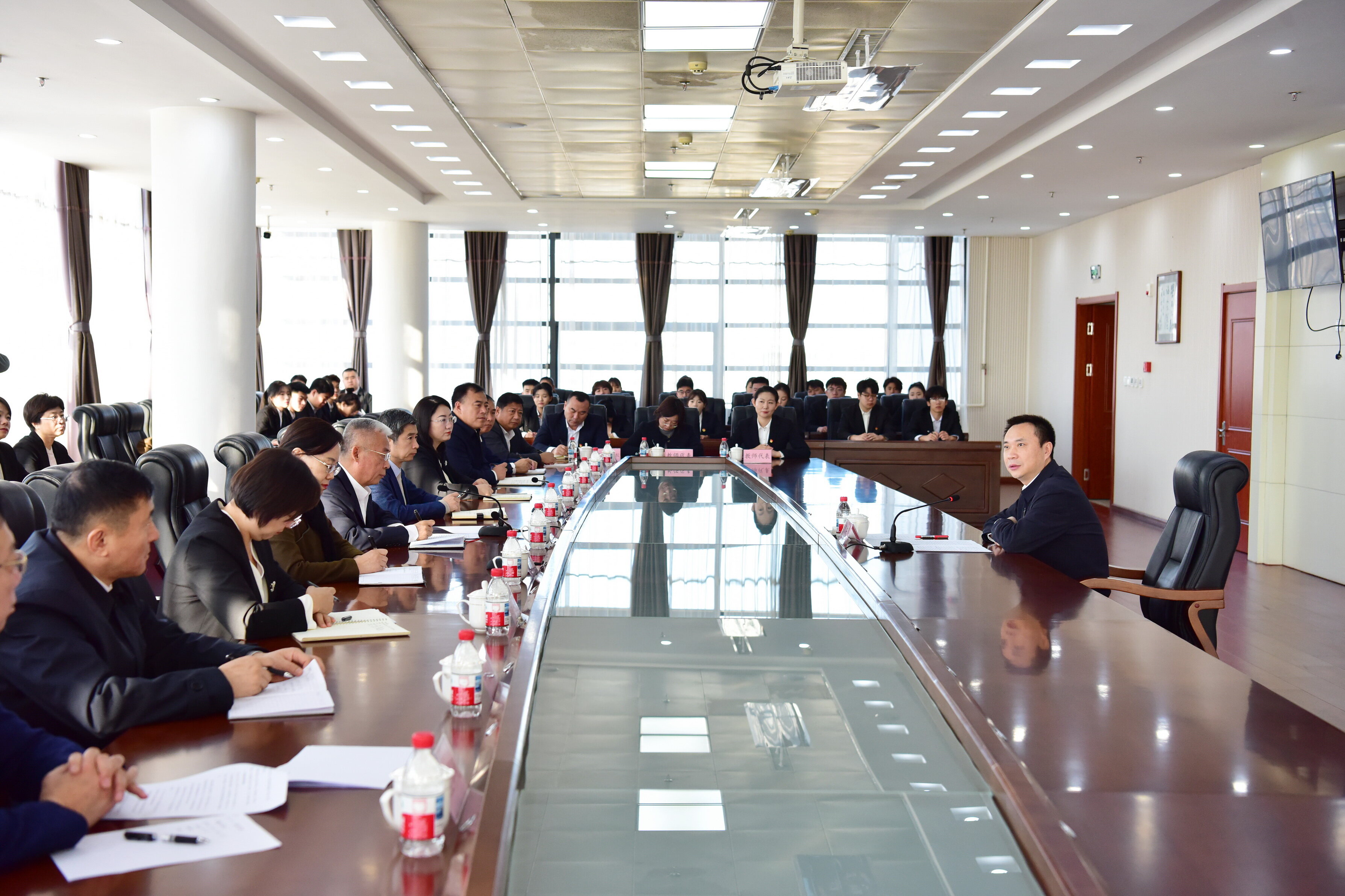 吴开华到鞍山职业技术学院讲授思政课。