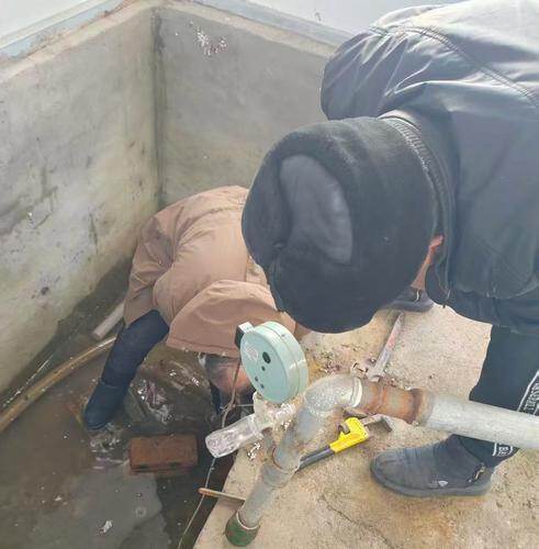 抢修水管。