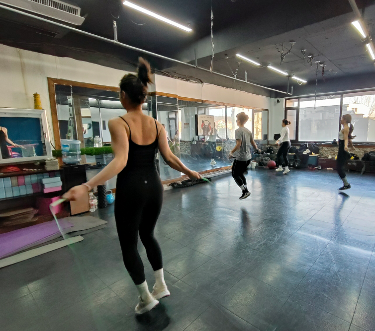 女性认真上燃脂课 女性认真上燃脂课