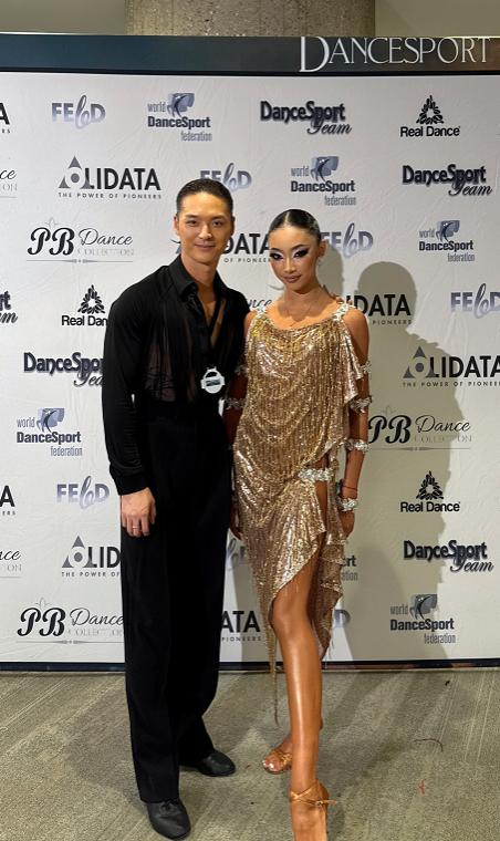 李依桐（右）与搭档李嘉明合影